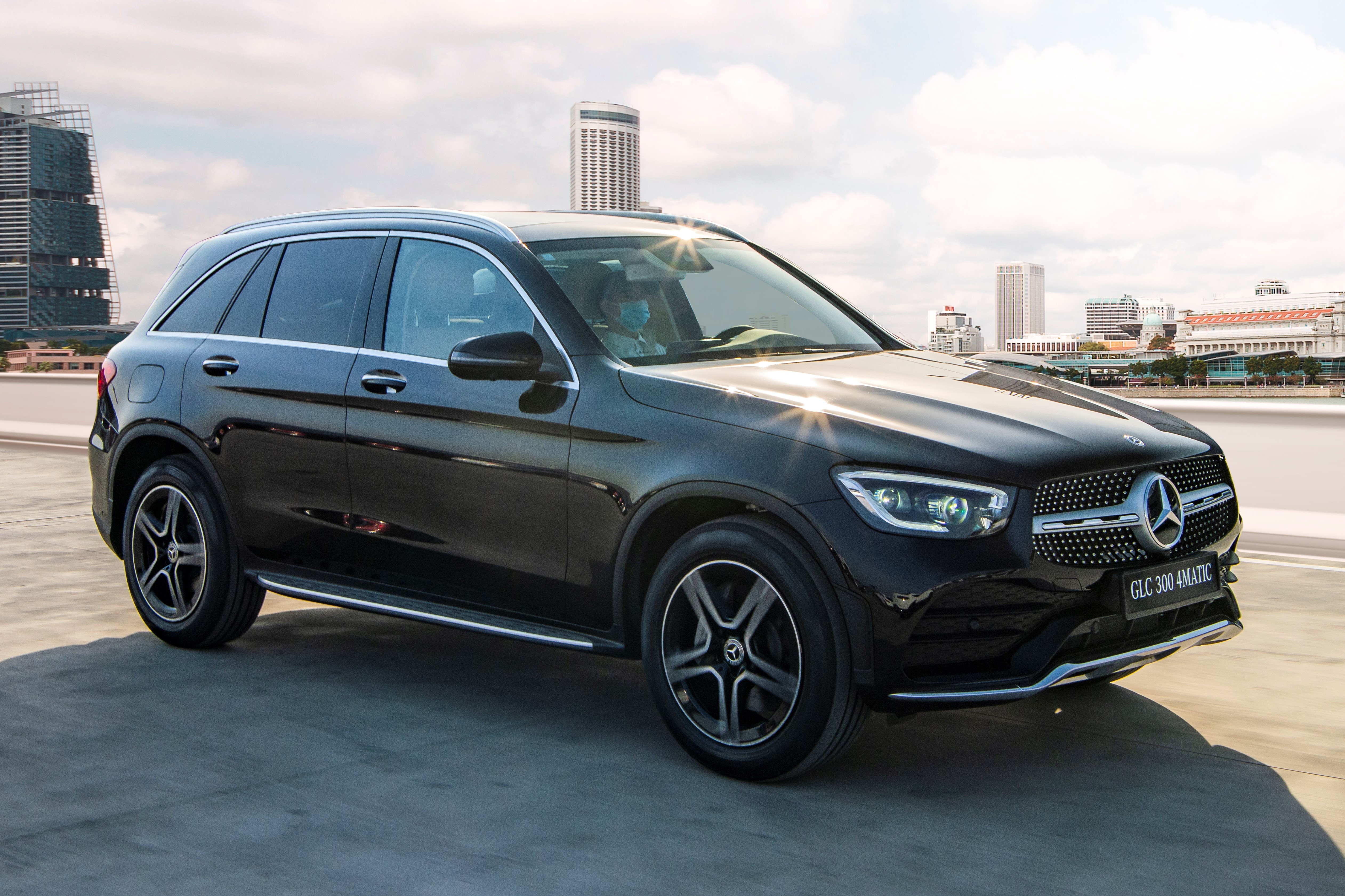 SUV hang sang tam 2 ty dong chon Volvo XC60 hay Mercedes-Benz GLC? hinh anh