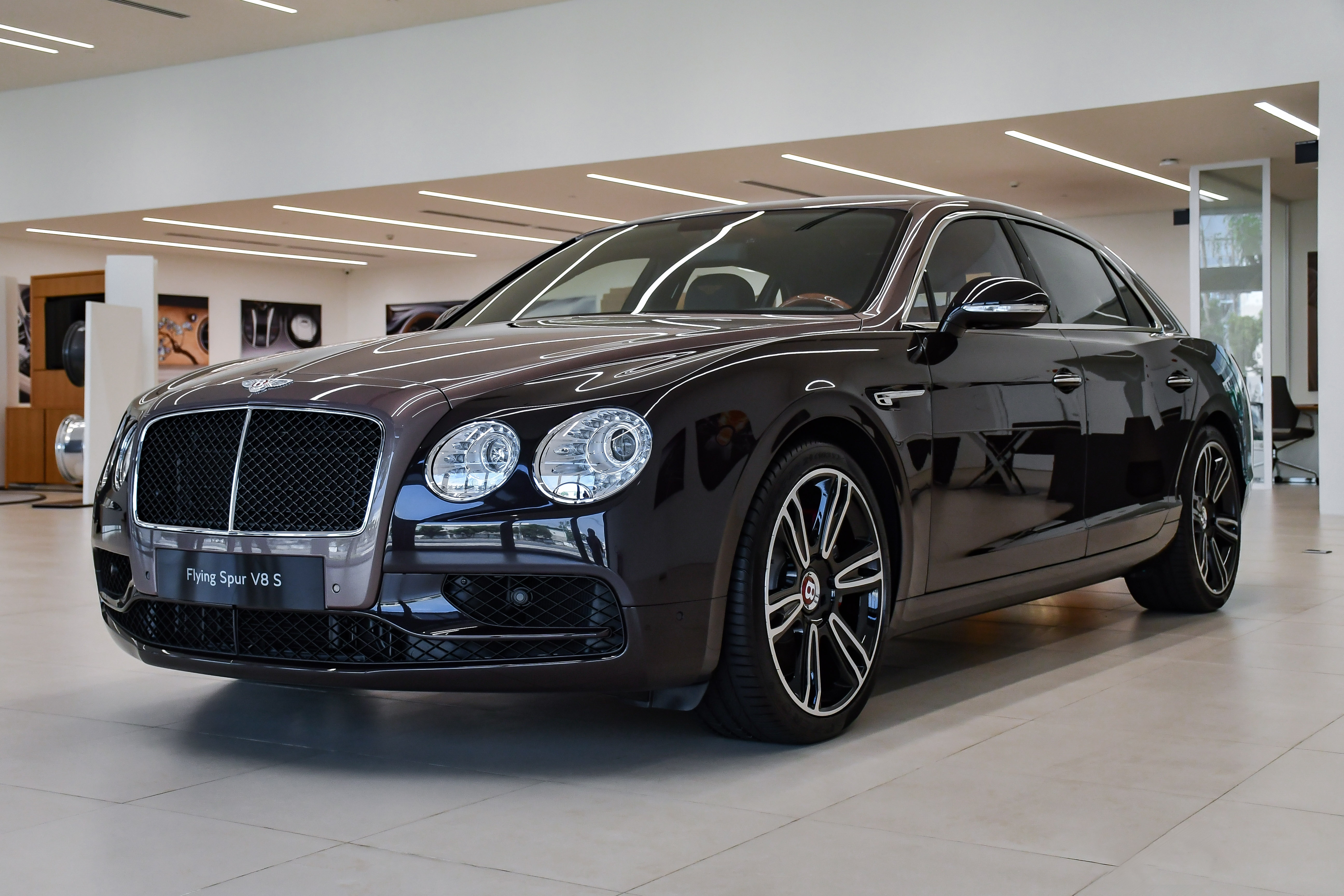 Chi tiet Bentley Flying Spur V8 S gia hon 17,6 ty voi mau son hiem hinh anh
