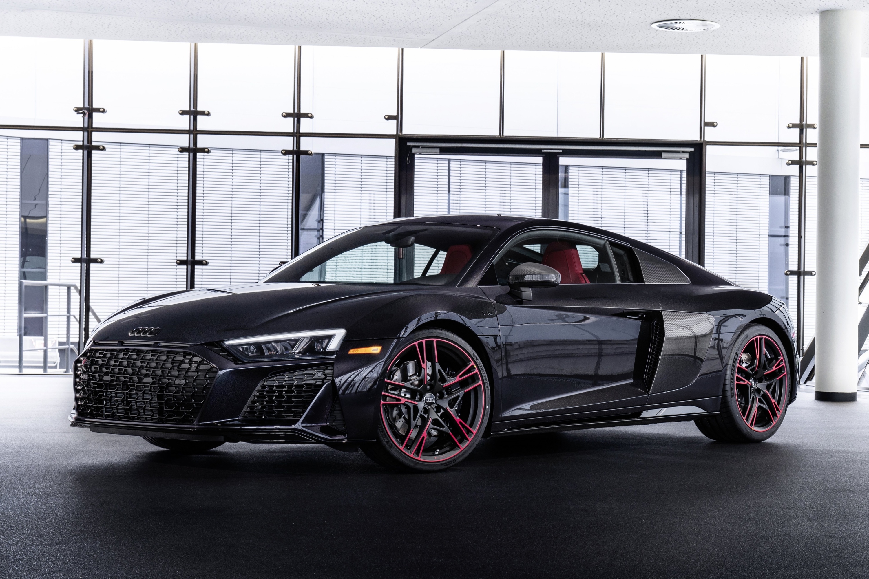 Audi R8 RWD phien ban Bao den co gia hon 183.000 USD hinh anh