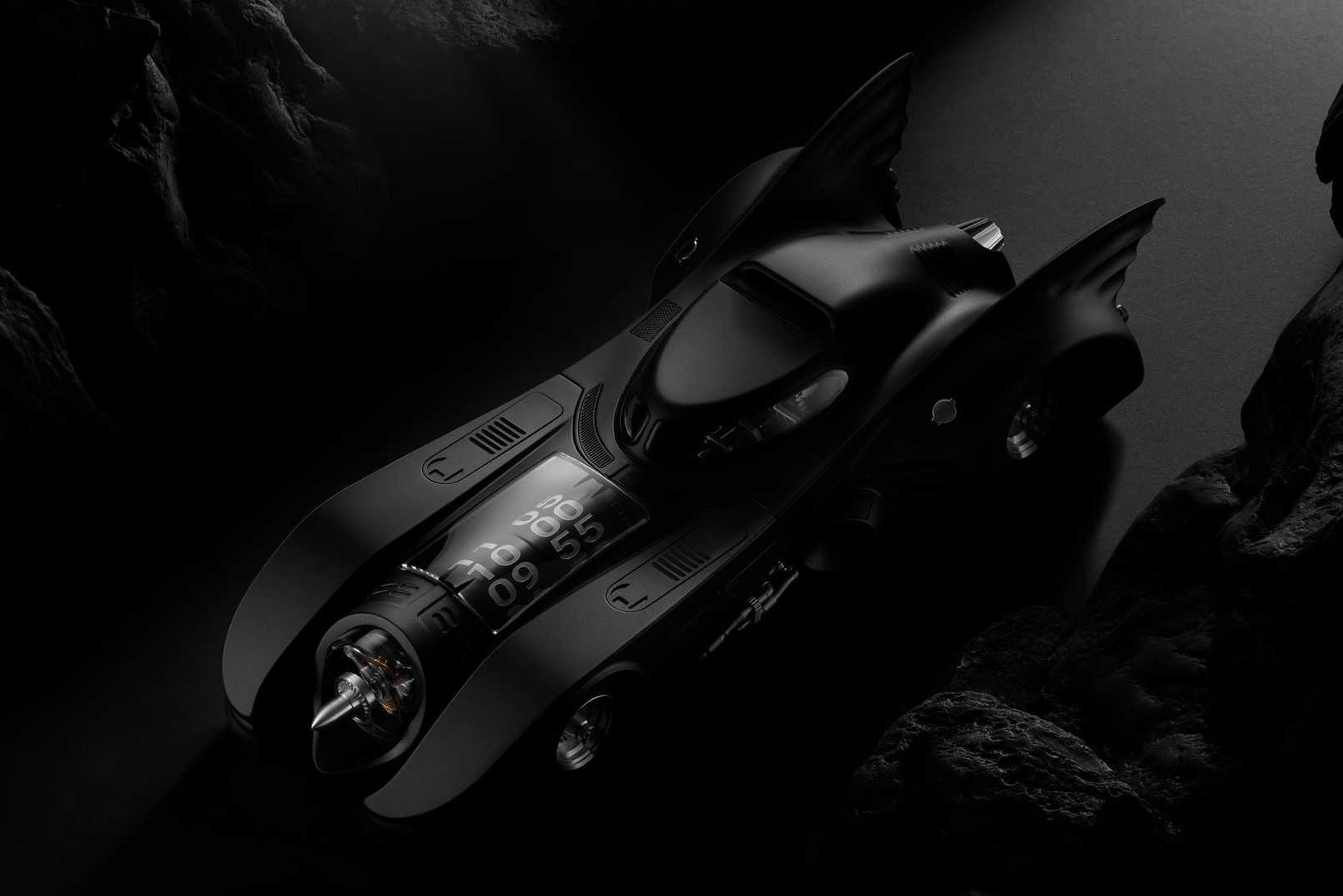 Dong ho thiet ke giong xe cua Batman co gia gan 30.000 USD hinh anh