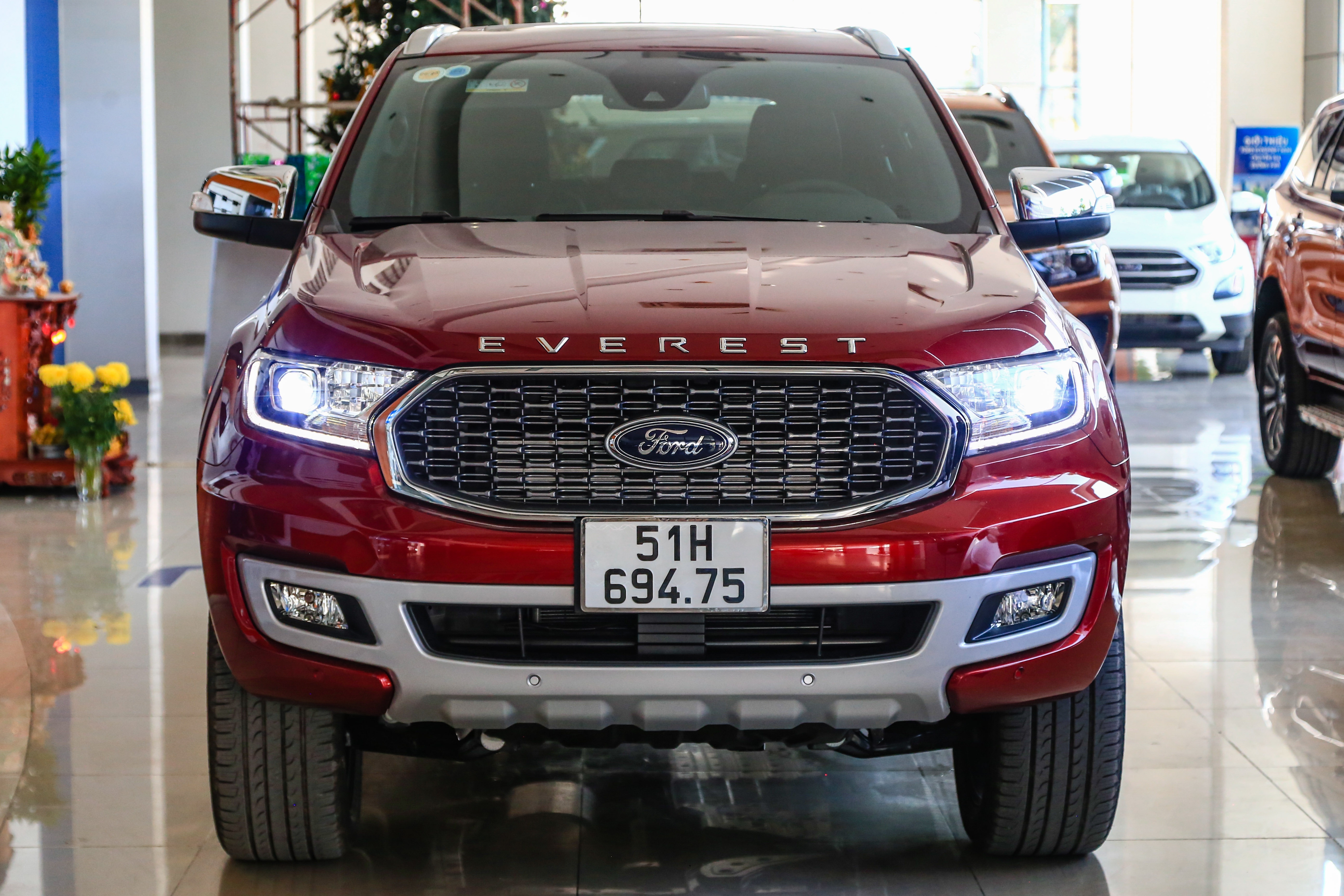 Chon Ford Everest hay Mitsubishi Pajero Sport voi 1,4 ty dong hinh anh