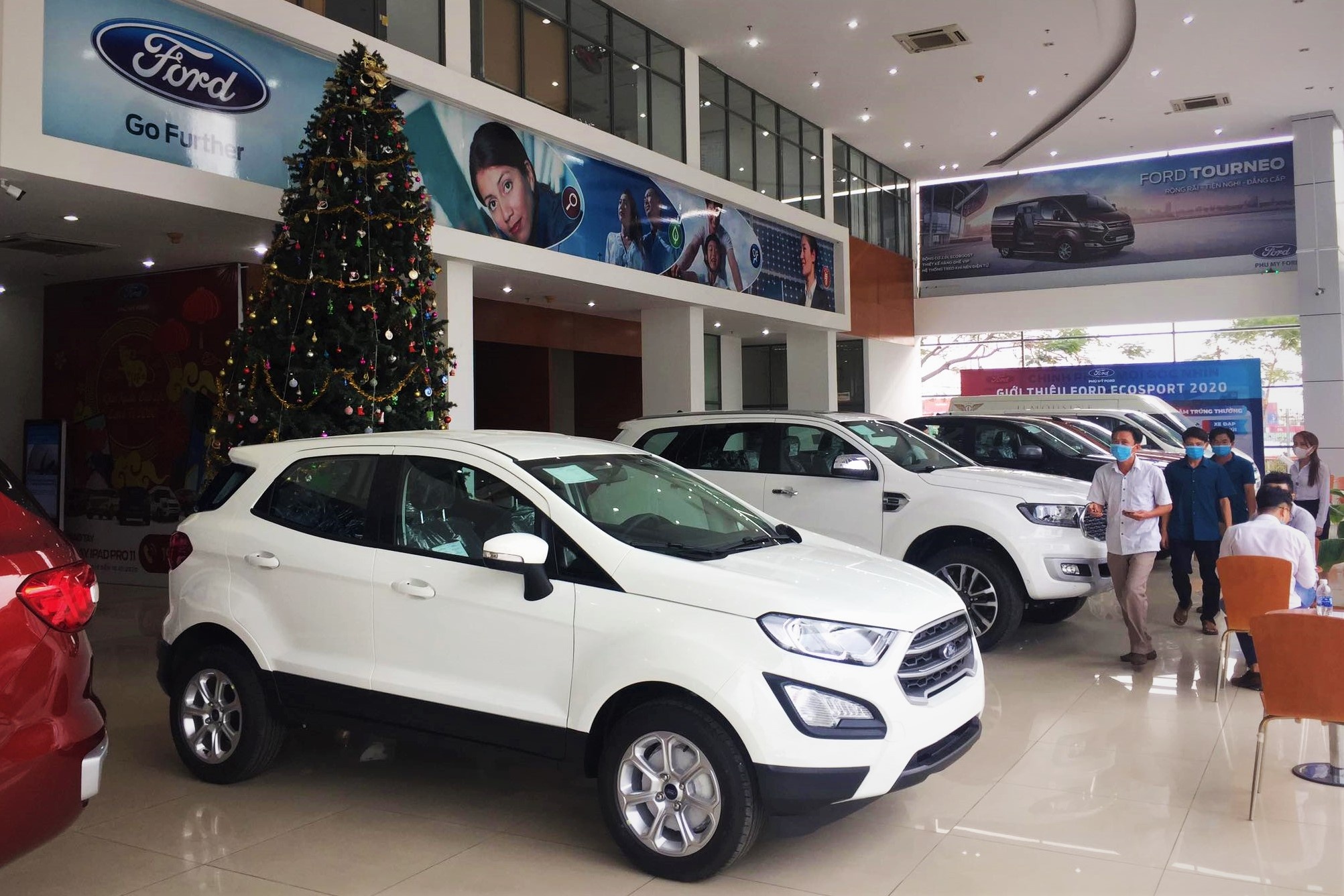 Gia oto khong giam sau nhung ngay cuoi nam hinh anh