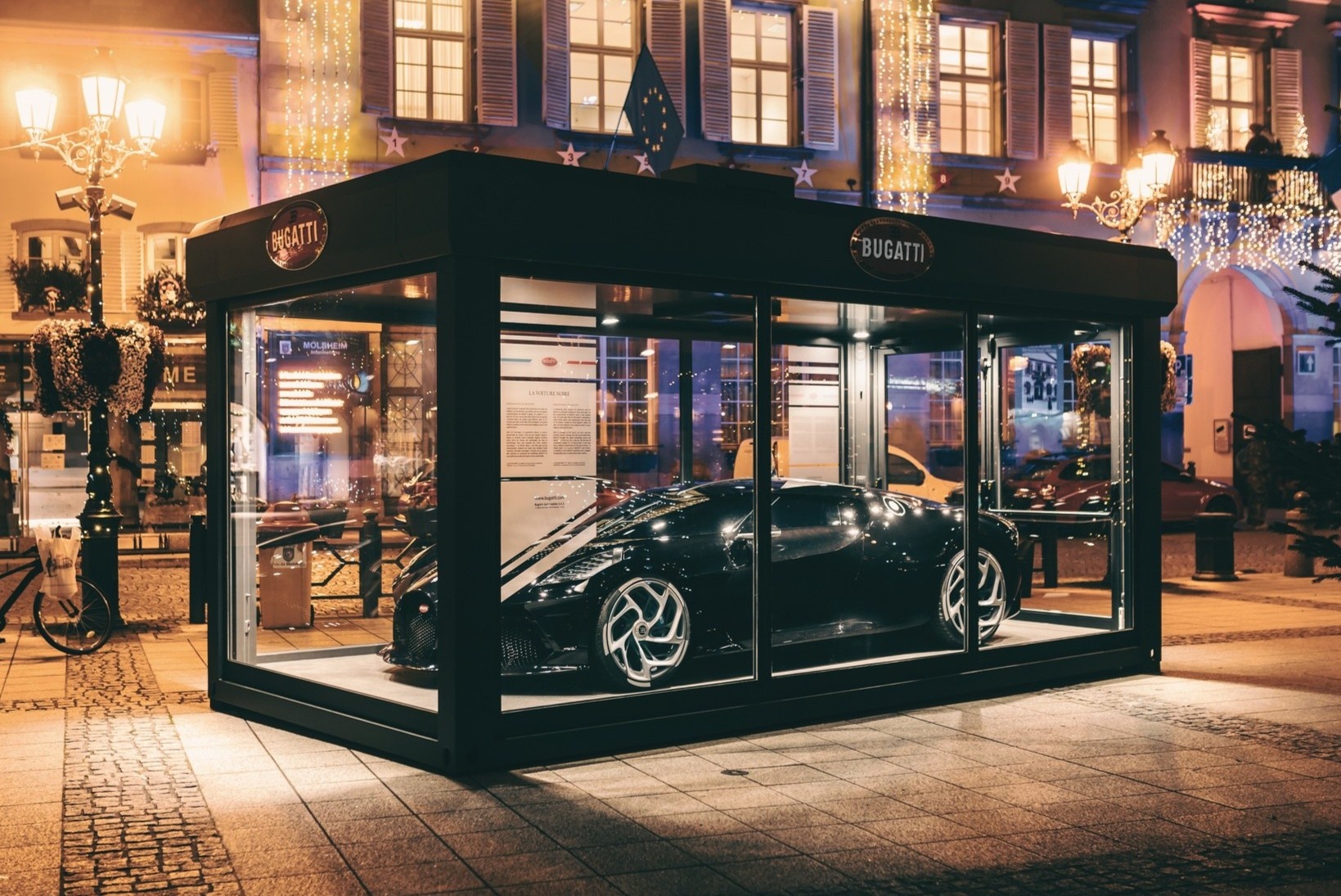 Bugatti trung bay sieu xe dat nhat the gioi dip Giang sinh hinh anh