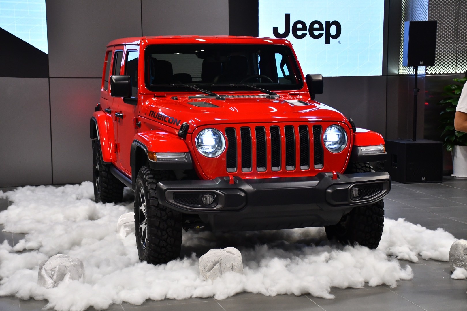 Jeep Wrangler va Gladiator duoc ban chinh hang tai Viet Nam hinh anh