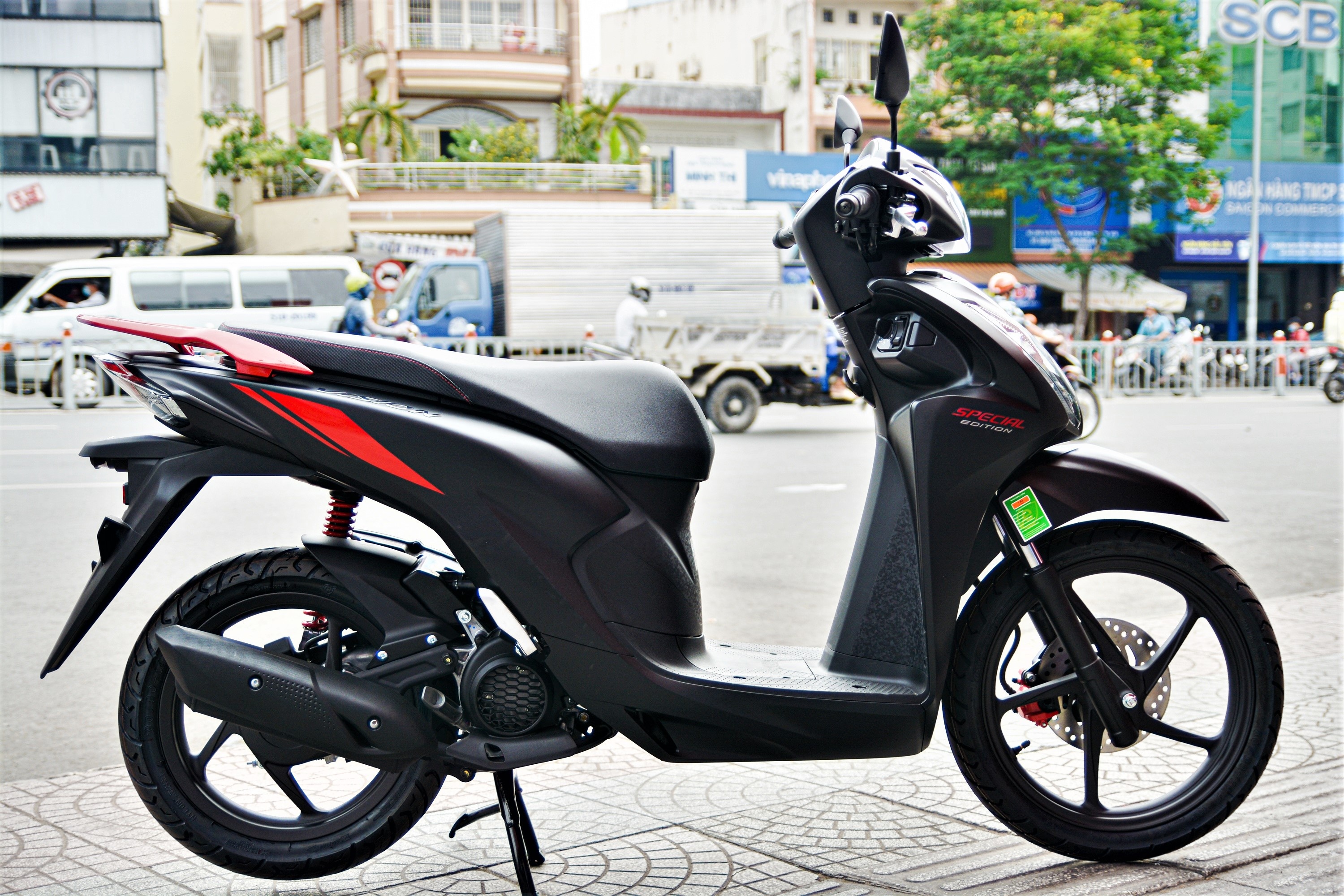 Mua xe tay ga tam gia 30 trieu dong, chon Honda Vision hay Honda BeAT? hinh anh