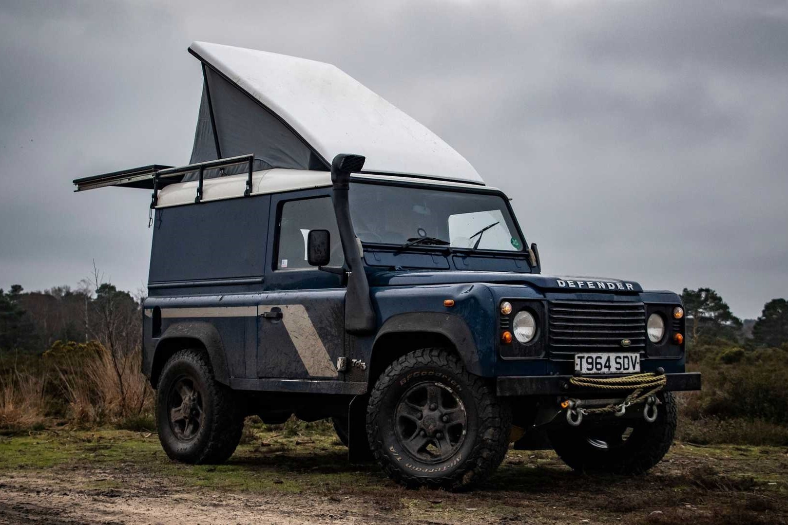 Land Rover Defender duoc nang cap thanh leu cam trai di dong hinh anh