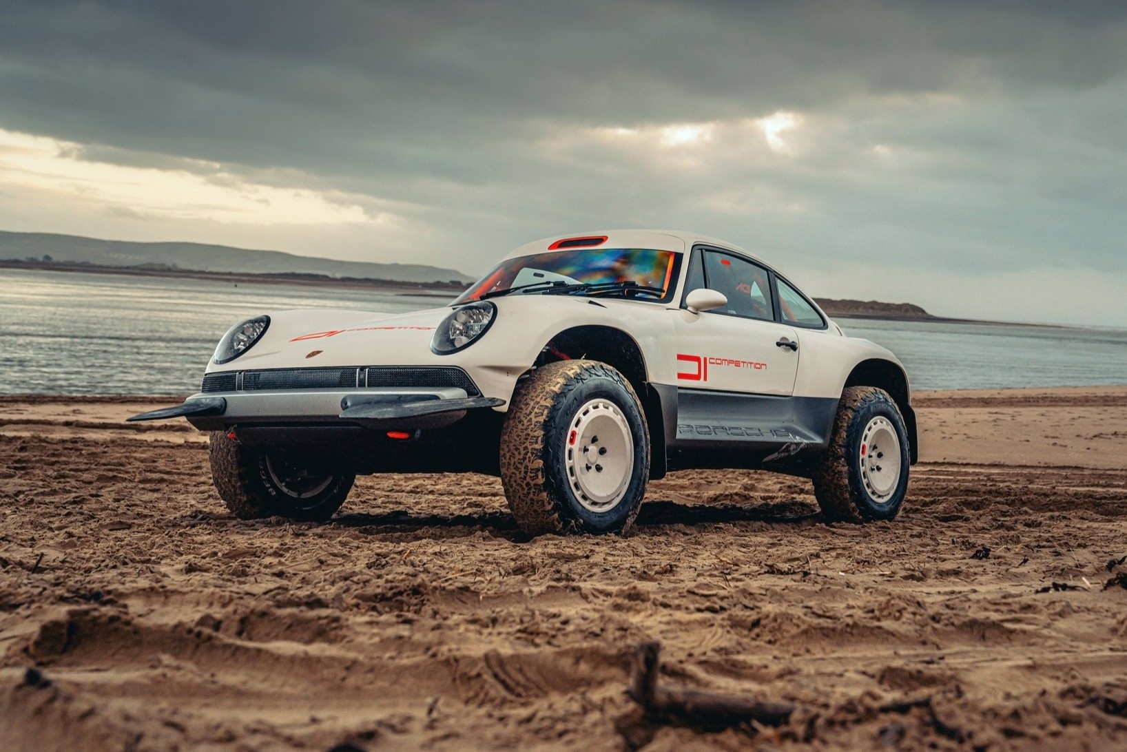 Porsche 911 duoc do thanh xe dua dia hinh hinh anh