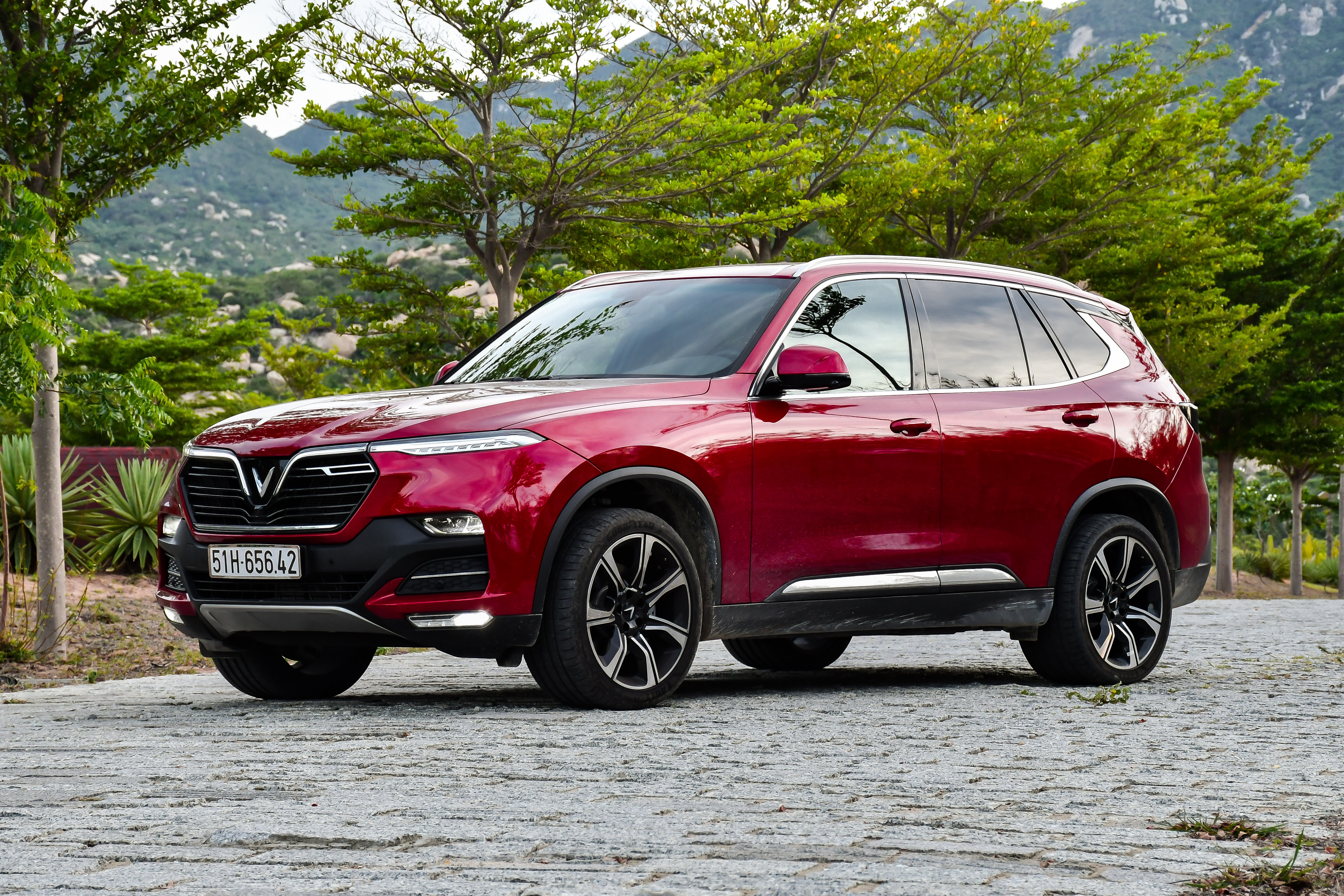 Tam gia 2 ty, chon VinFast Lux SA2.0 hay Volkswagen Tiguan Allspace? hinh anh