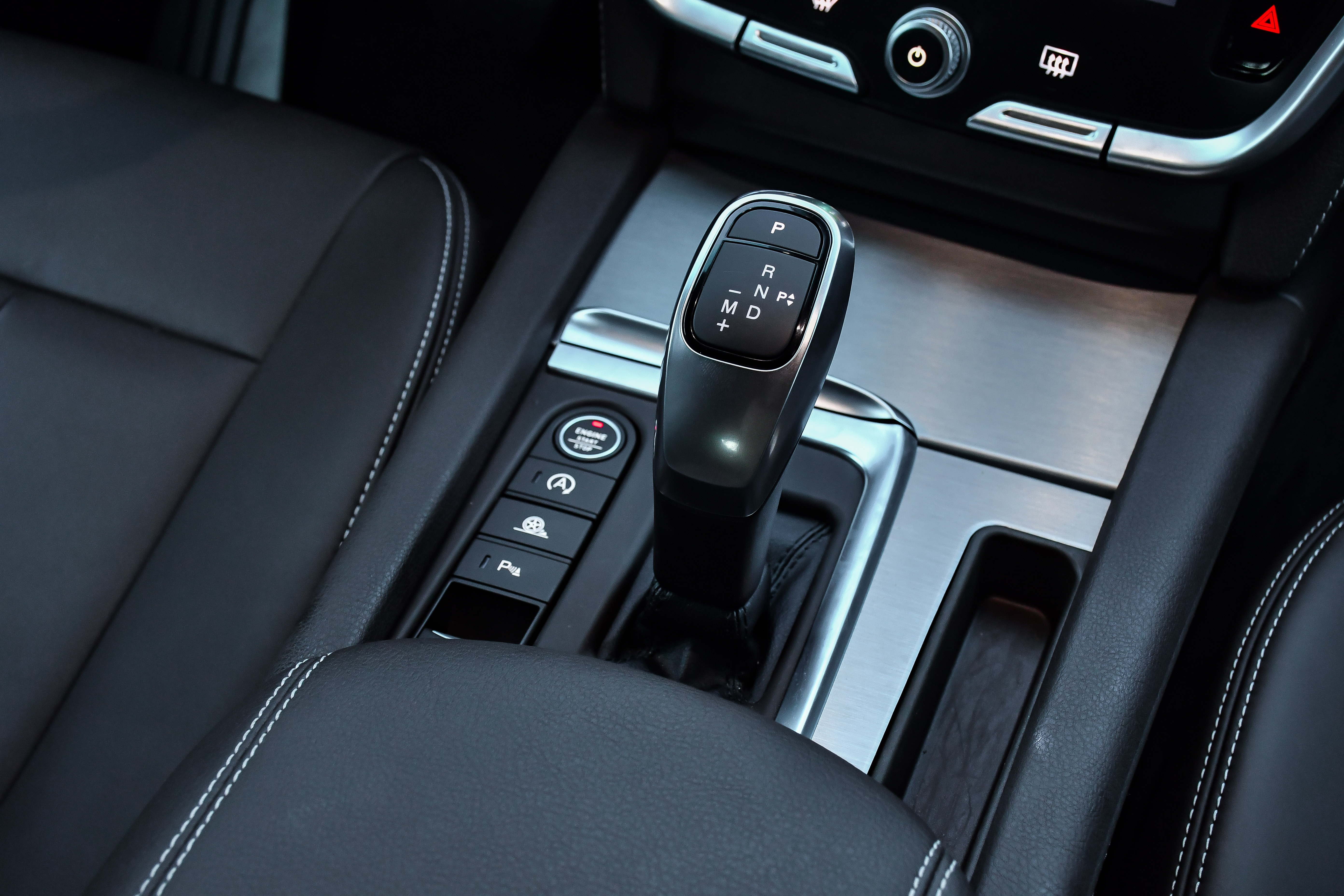 chọn Hyundai Santa Fe hay VinFast Lux SA2.0 ảnh 12 chon Hyundai Santa Fe hay VinFast Lux SA2.0 anh 12