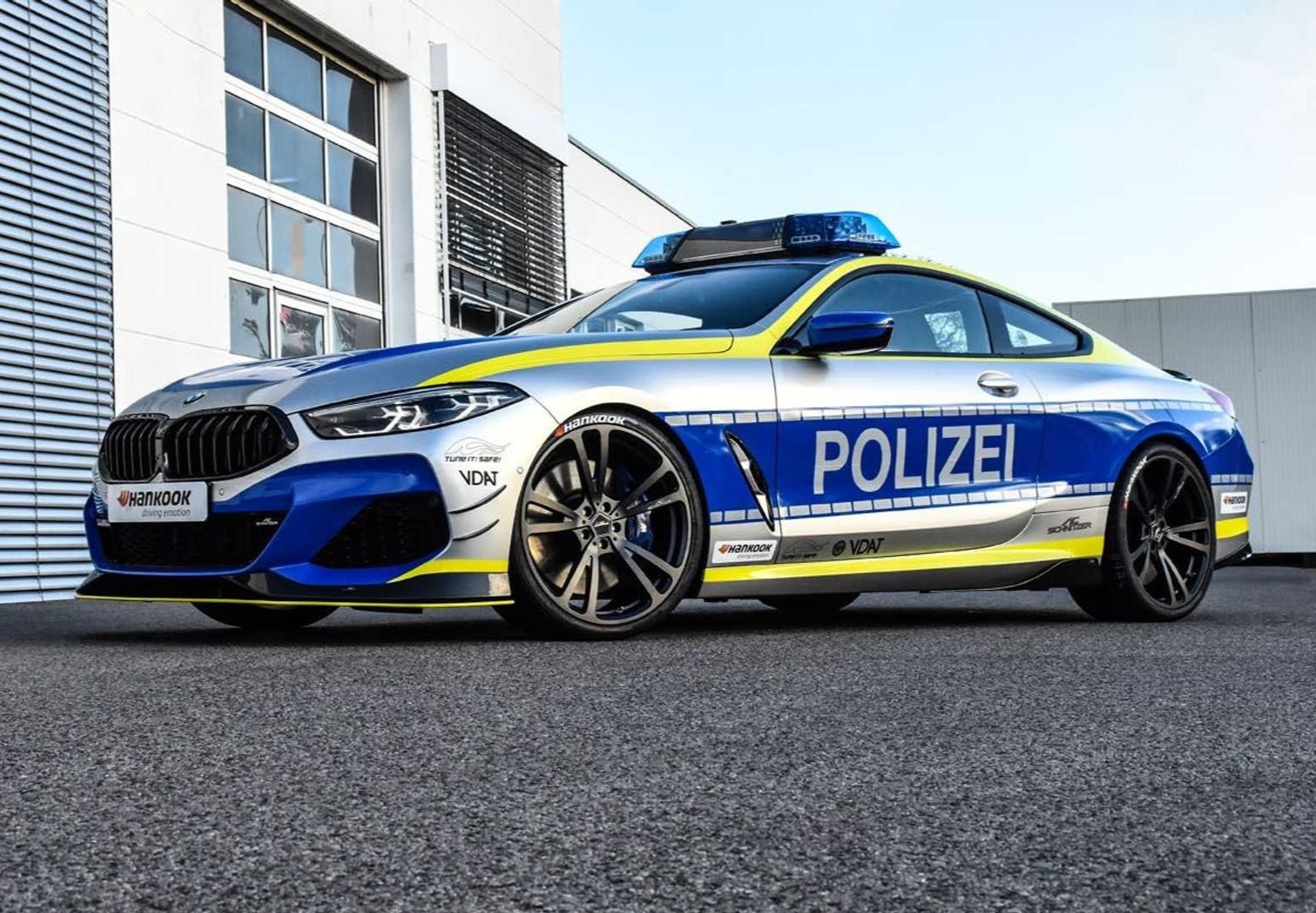 BMW 8-Series phien ban do giong xe canh sat manh 621 ma luc hinh anh