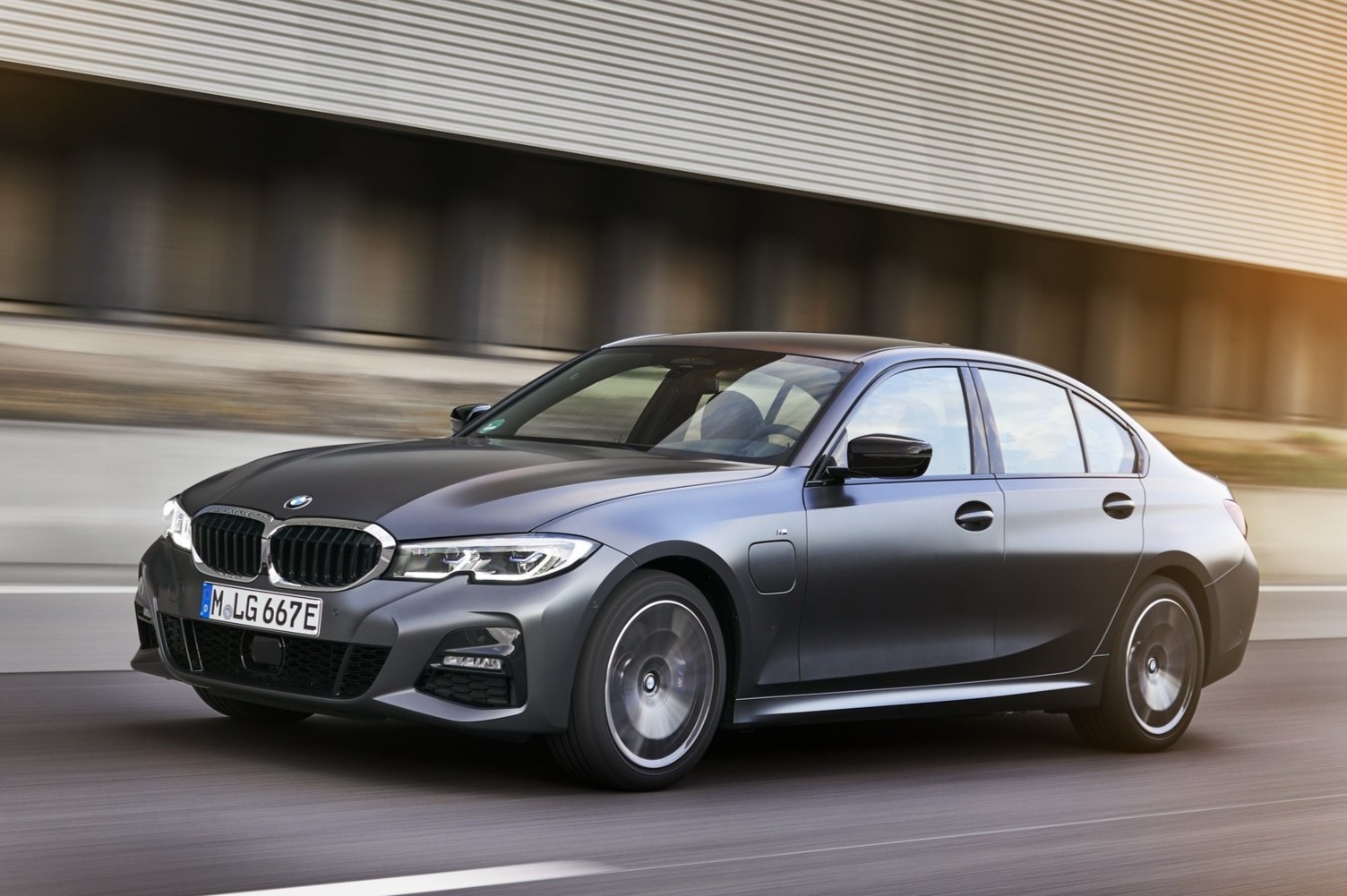 BMW 320e va 520e doi 2021 duoc ra mat, gia tu 57.400 USD hinh anh