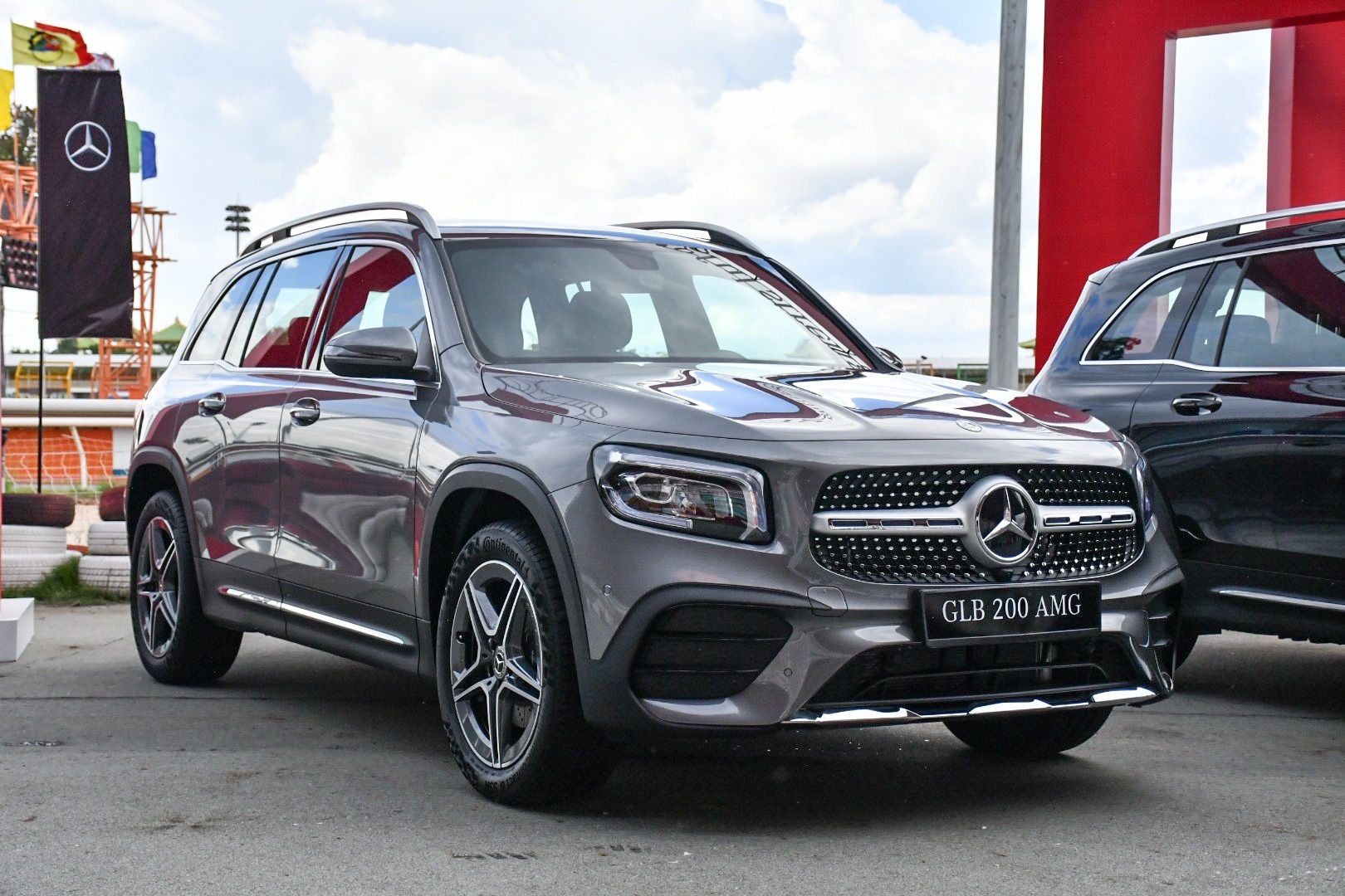 Mercedes-Benz Viet Nam noi gi ve viec giam trang bi, tang gia ban hinh anh