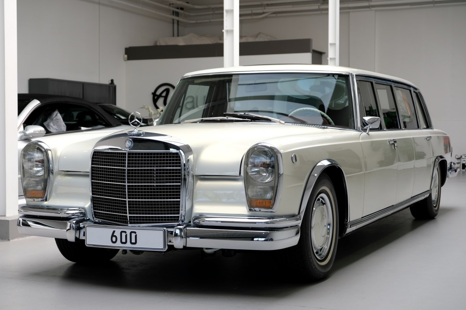 Mercedes-Benz 600 Pullman doi 1975 co gia gan 2,6 trieu USD hinh anh