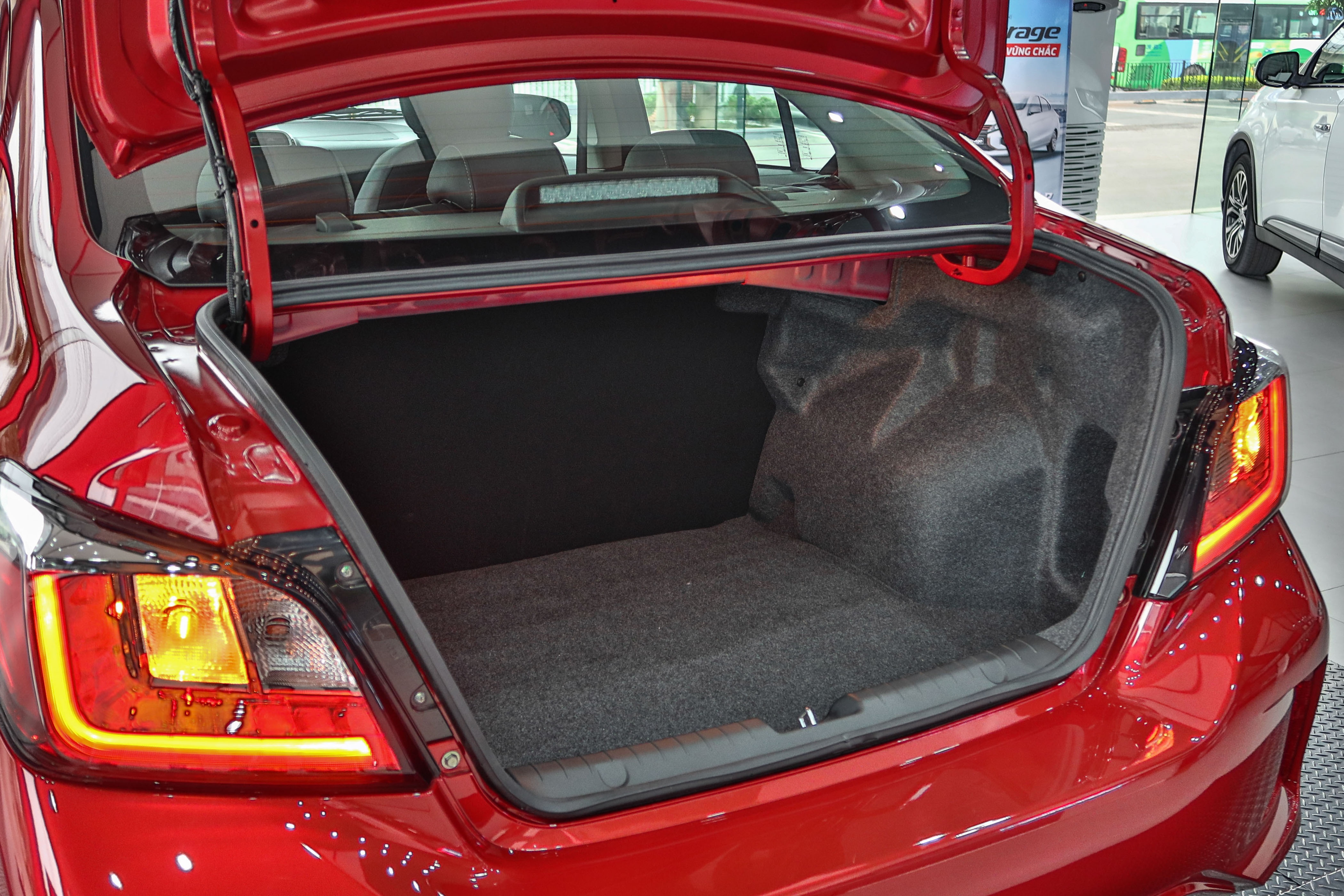 Mitsubishi Attrage Premium anh 9