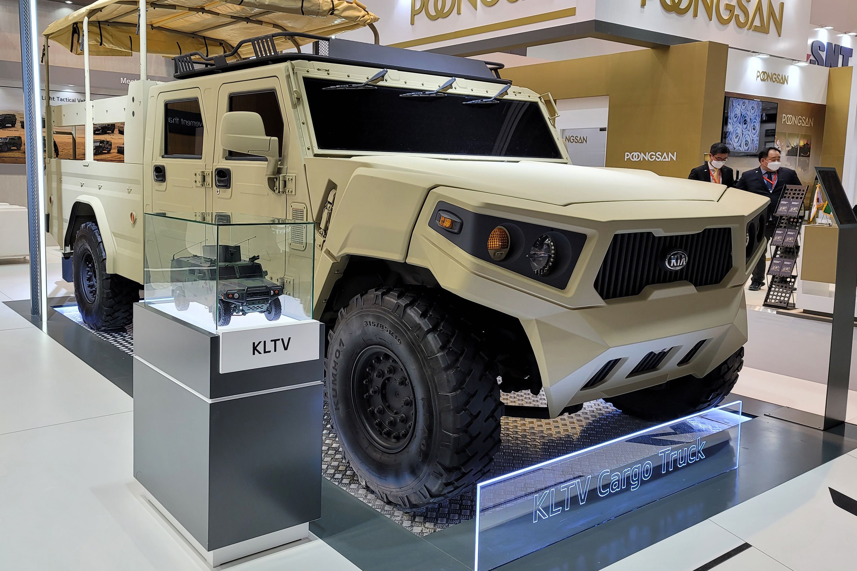 Kia ra mat xe quan su LTCT hinh anh