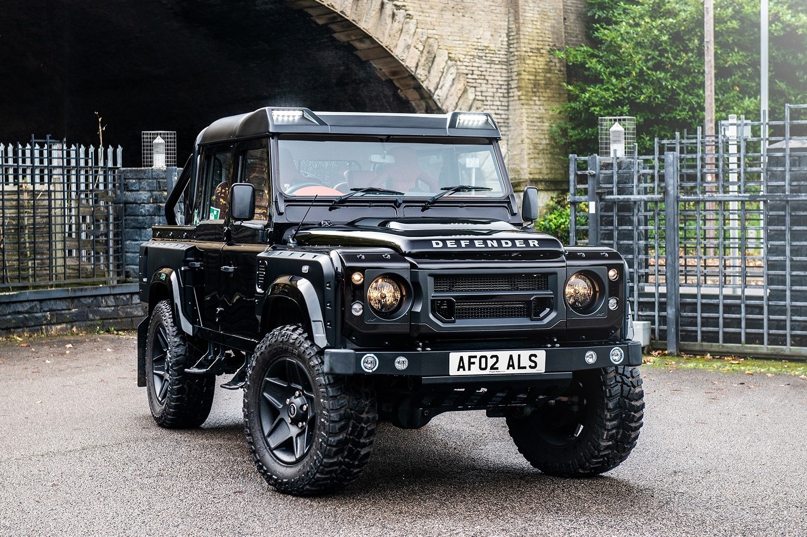 Land Rover Defender duoc do thanh ban tai hinh anh