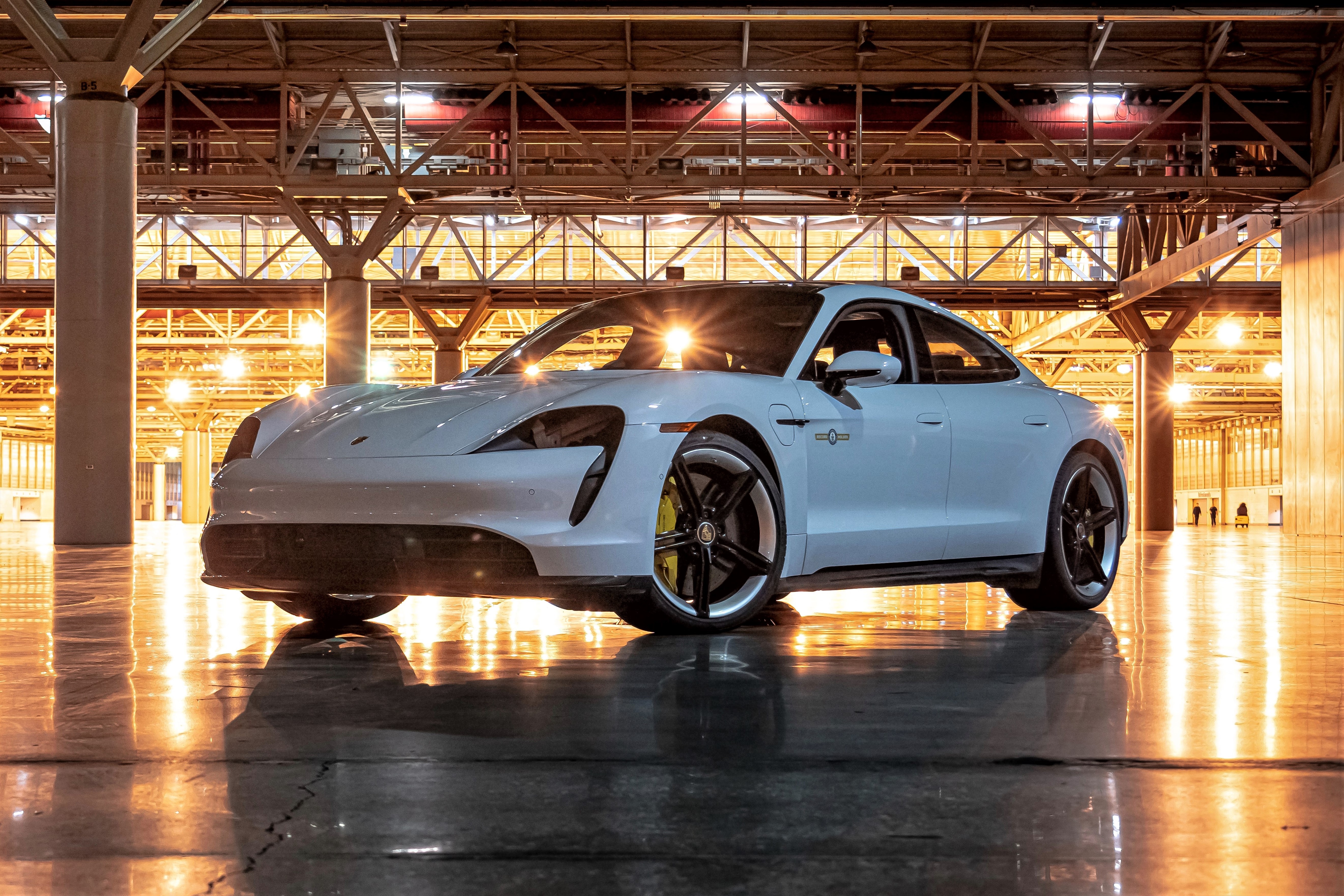 Cac mau xe the thao co thiet ke quyen ru phu hop voi phai nu hinh anh