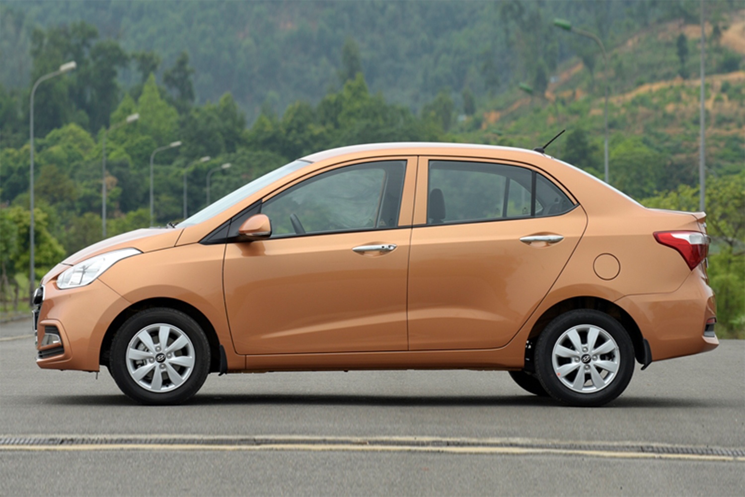 Toi nen mua Hyundai Grand i10 sedan hay Kia Soluto voi 400 trieu dong? hinh anh