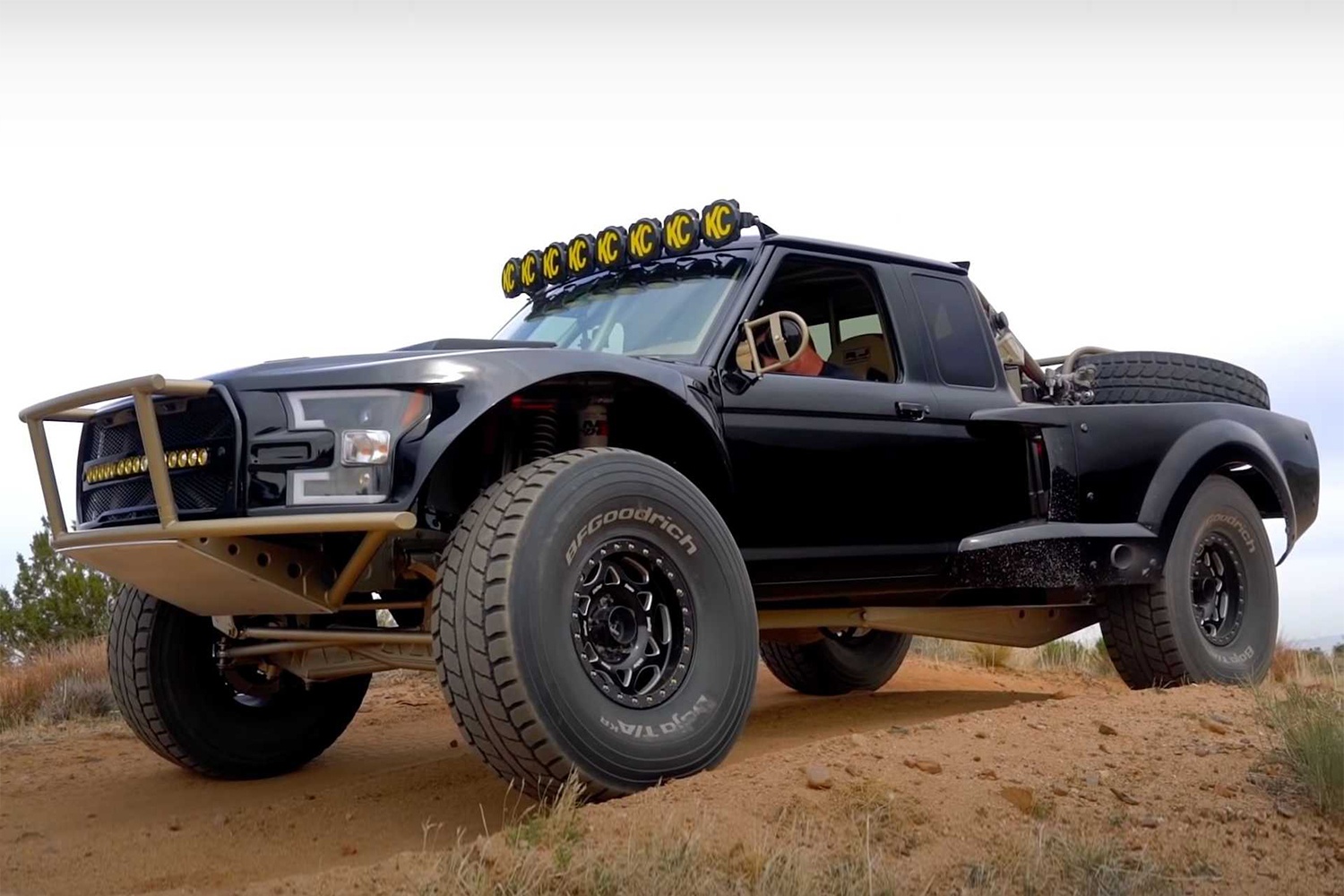 Ford Ranger do offroad voi dong co V8 manh 680 ma luc hinh anh