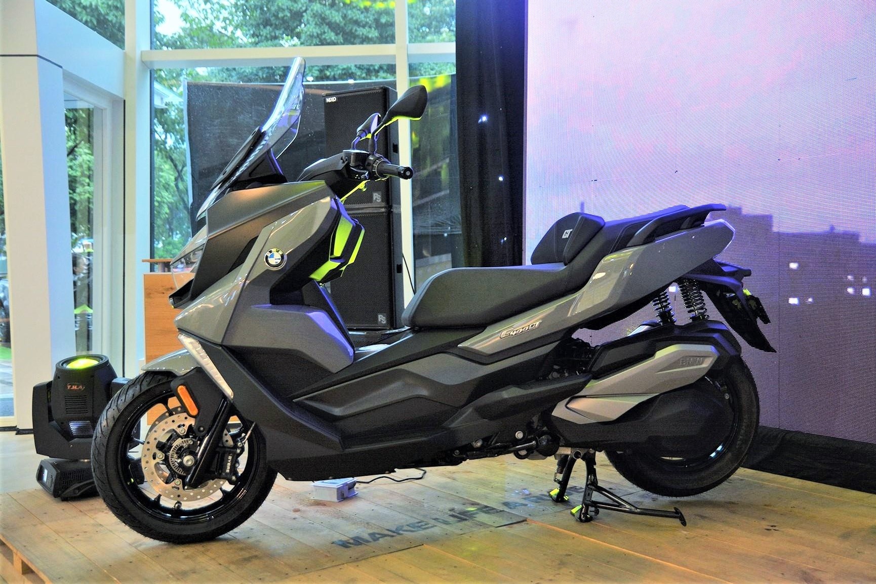 Maxi-scooter tam 300 trieu dong, chon Honda Forza 350 hay BMW C 400 GT hinh anh