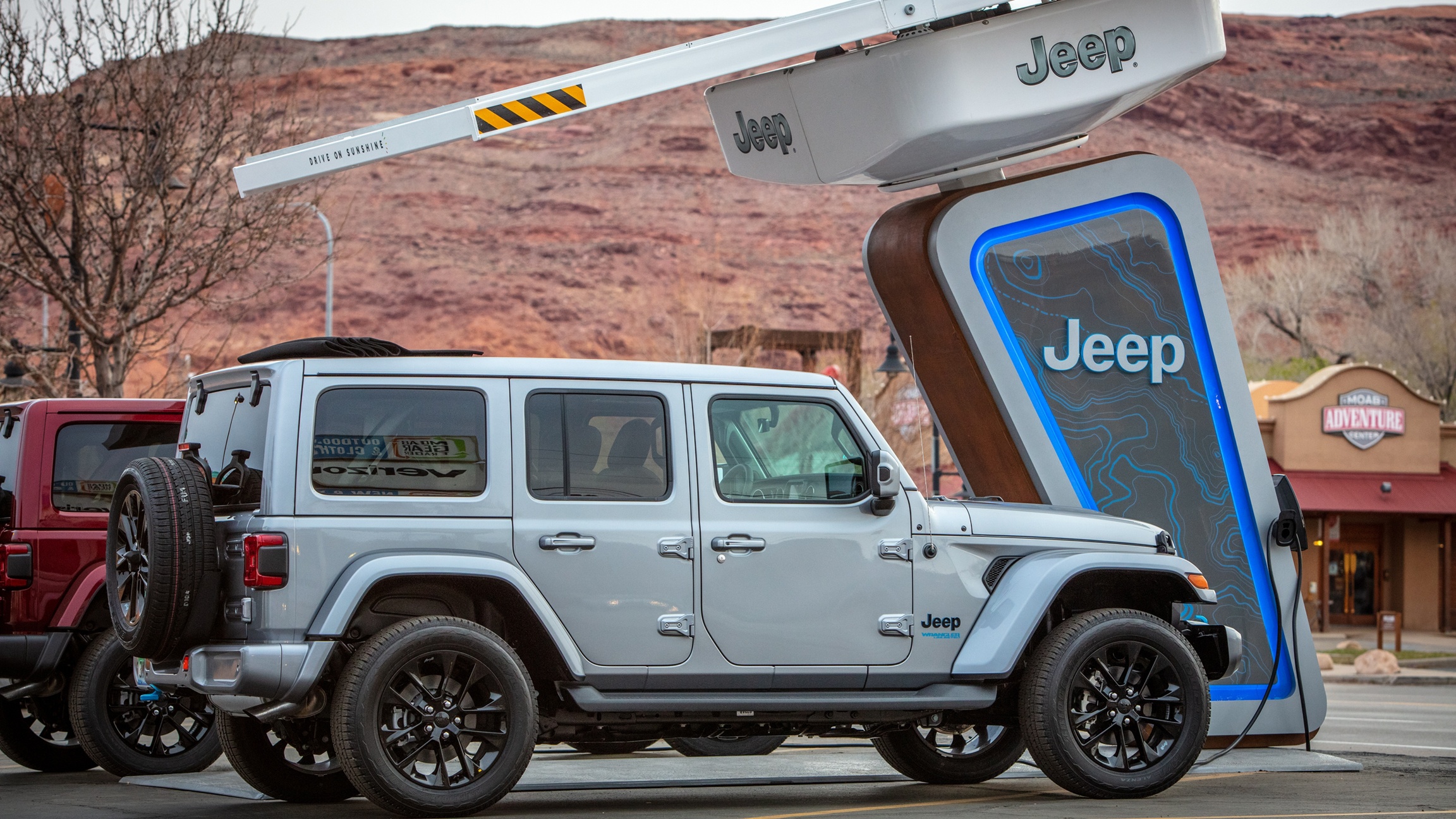 Jeep xay tram sac cho SUV dia hinh hinh anh