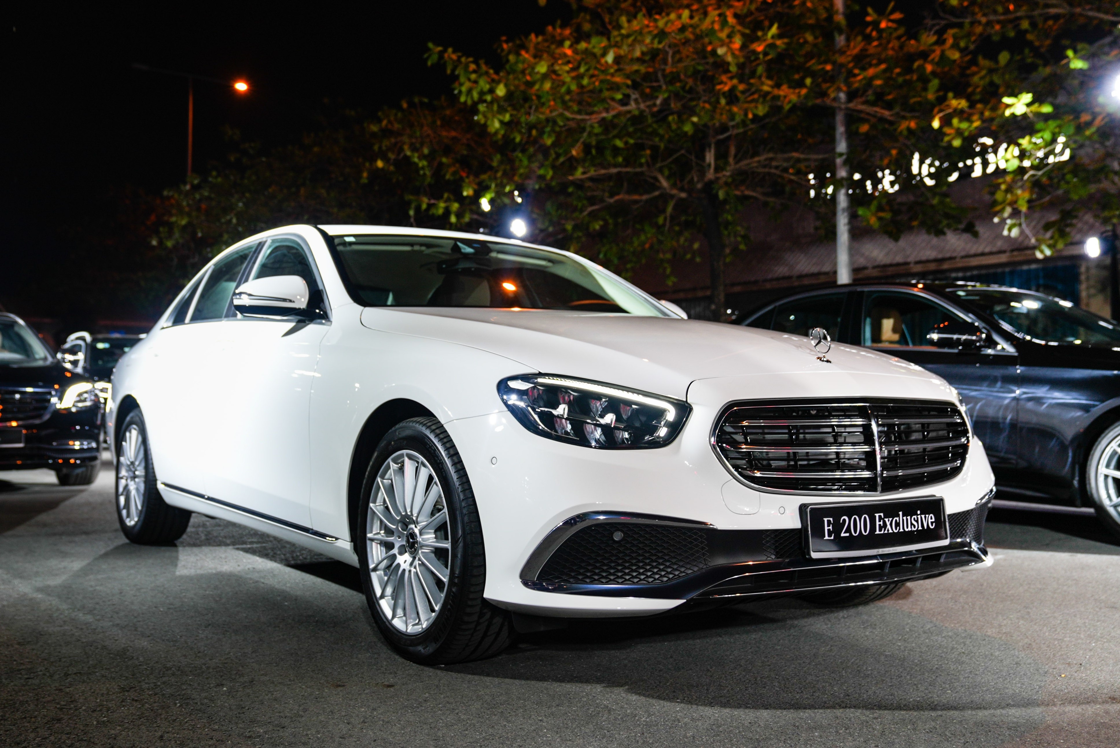 Sedan tam gia 2 ty dong, chon Mercedes E 200 Exclusive hay Volvo S90? hinh anh