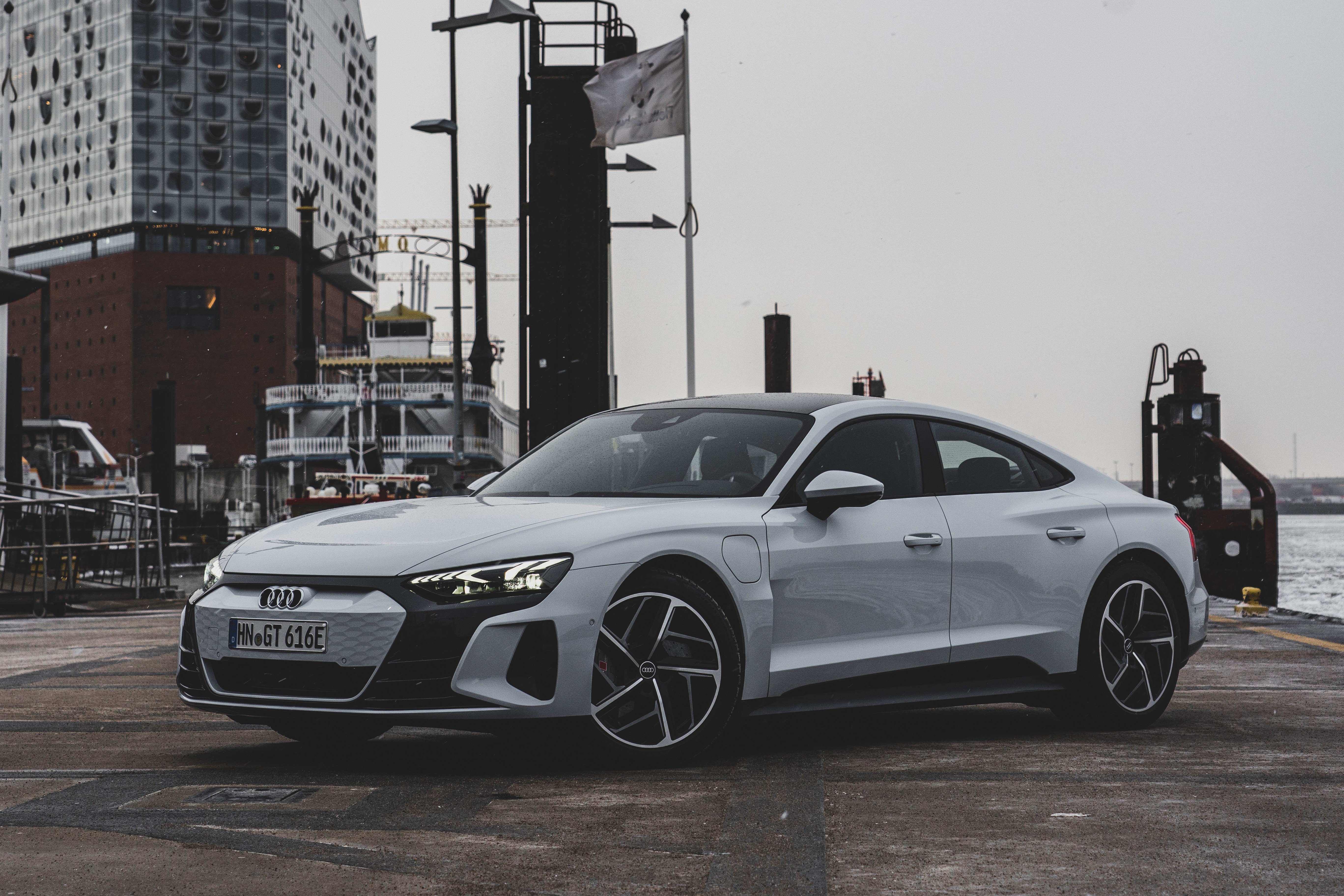 Audi, BMW va Lexus lao vao cuoc dua xe dien hinh anh