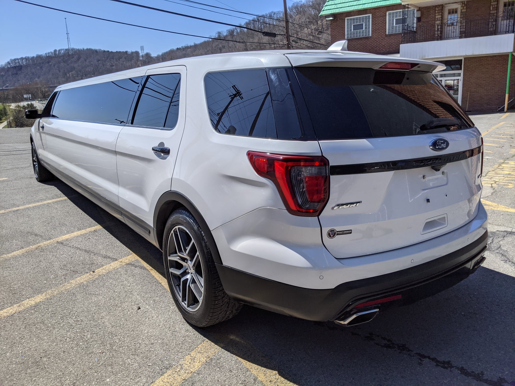 Ford Explorer nang cap thanh xe limosine anh 3