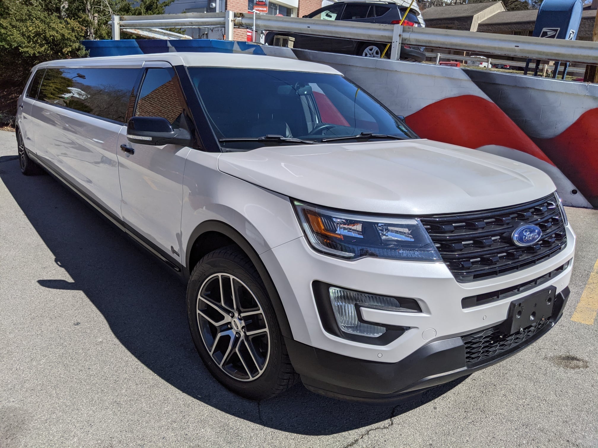 Ford Explorer nang cap thanh xe limousine co gia gan 60.000 USD hinh anh