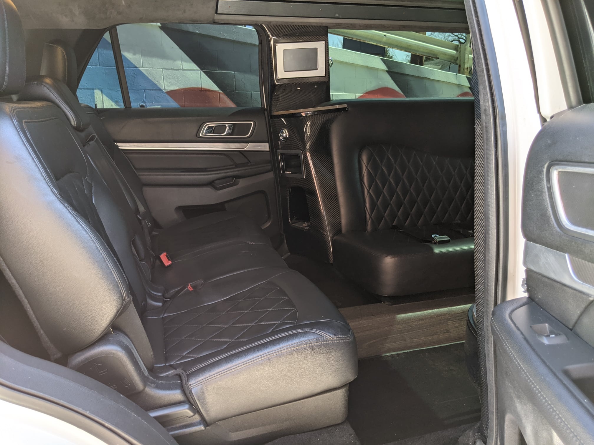 Ford Explorer nang cap thanh xe limosine anh 5