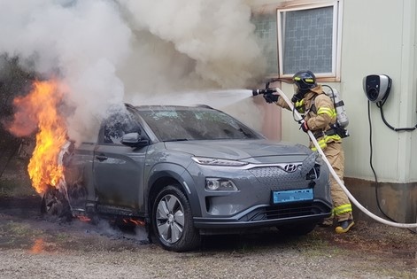 Oto dien co an toan hon xe hoi truyen thong? hinh anh