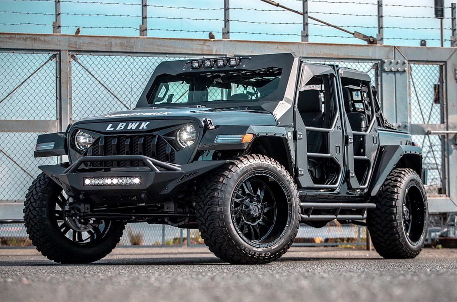 Jeep Wrangler do than rong cua Liberty Walk hinh anh