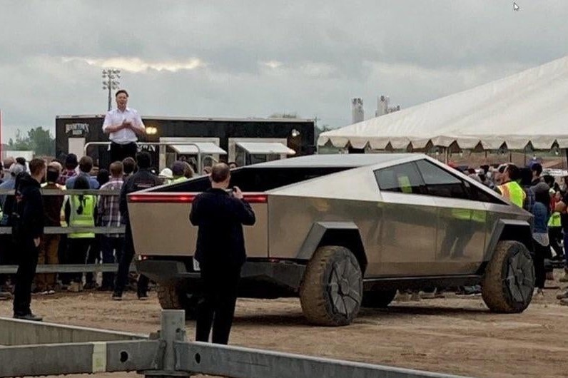 Elon Musk lai Cybertruck den nha may Tesla o Texas hinh anh