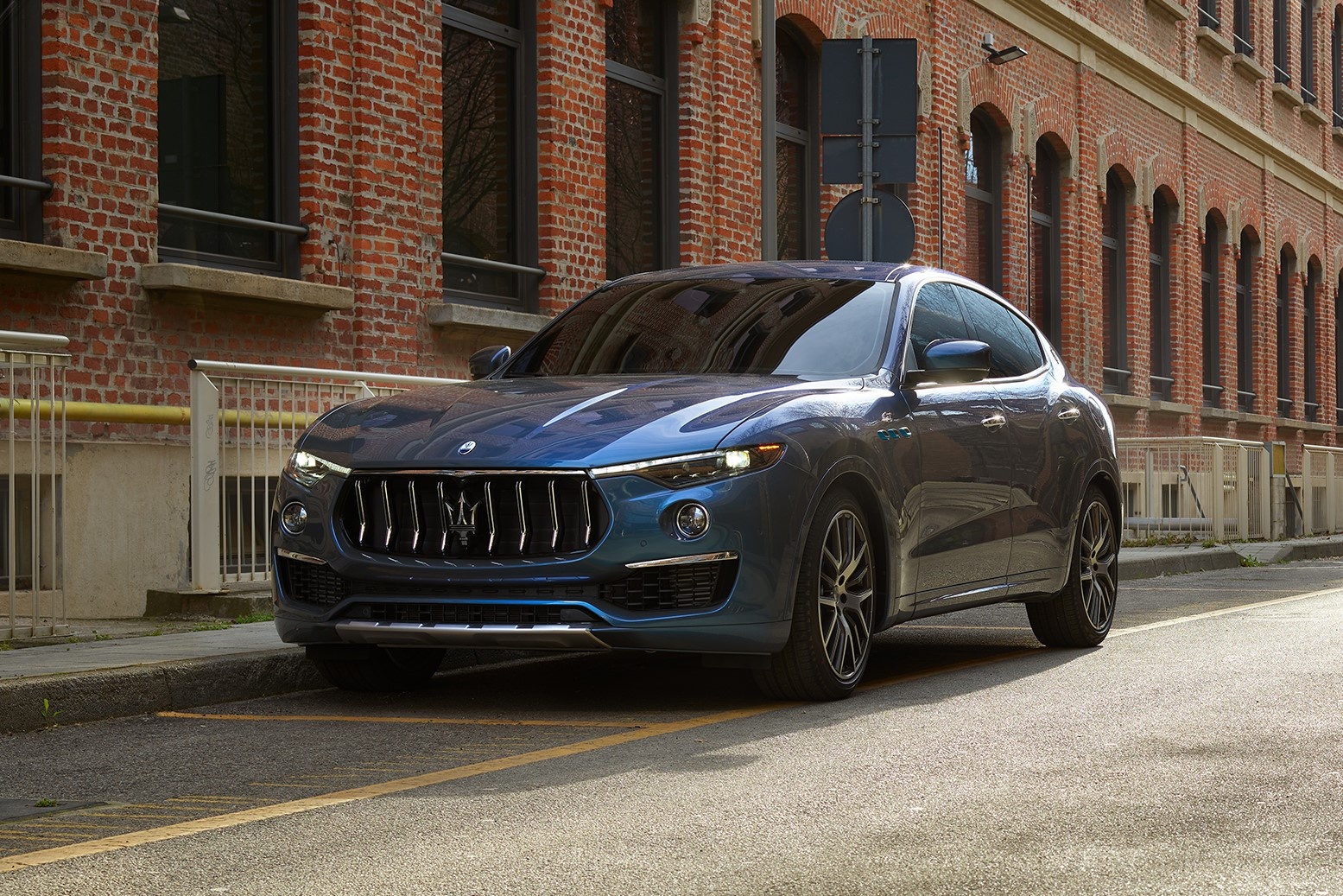 Maserati ra mat Levante Hybrid, manh 330 ma luc hinh anh