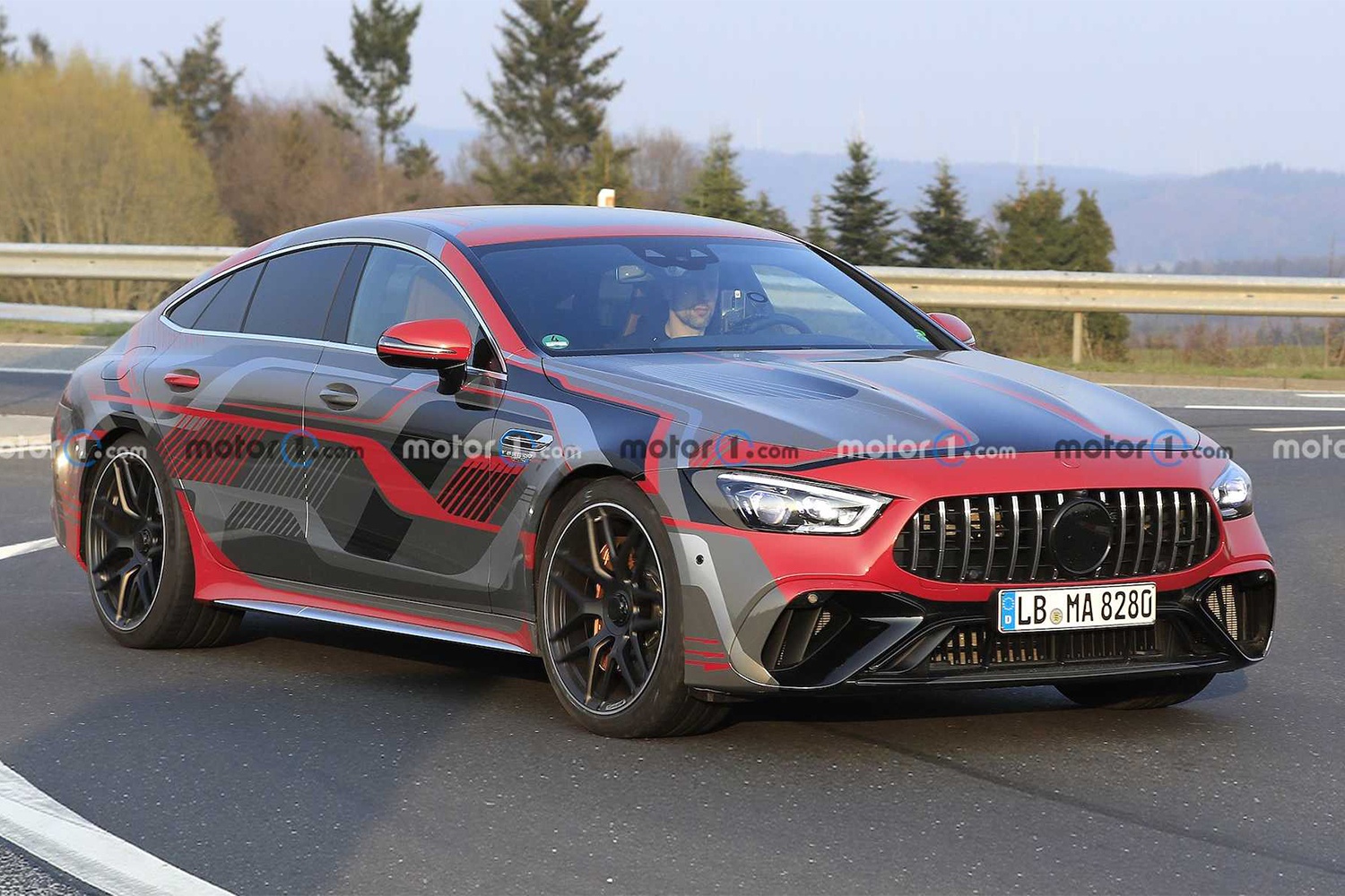 Sieu xe hybrid moi cua Mercedes-AMG lo anh chay thu hinh anh