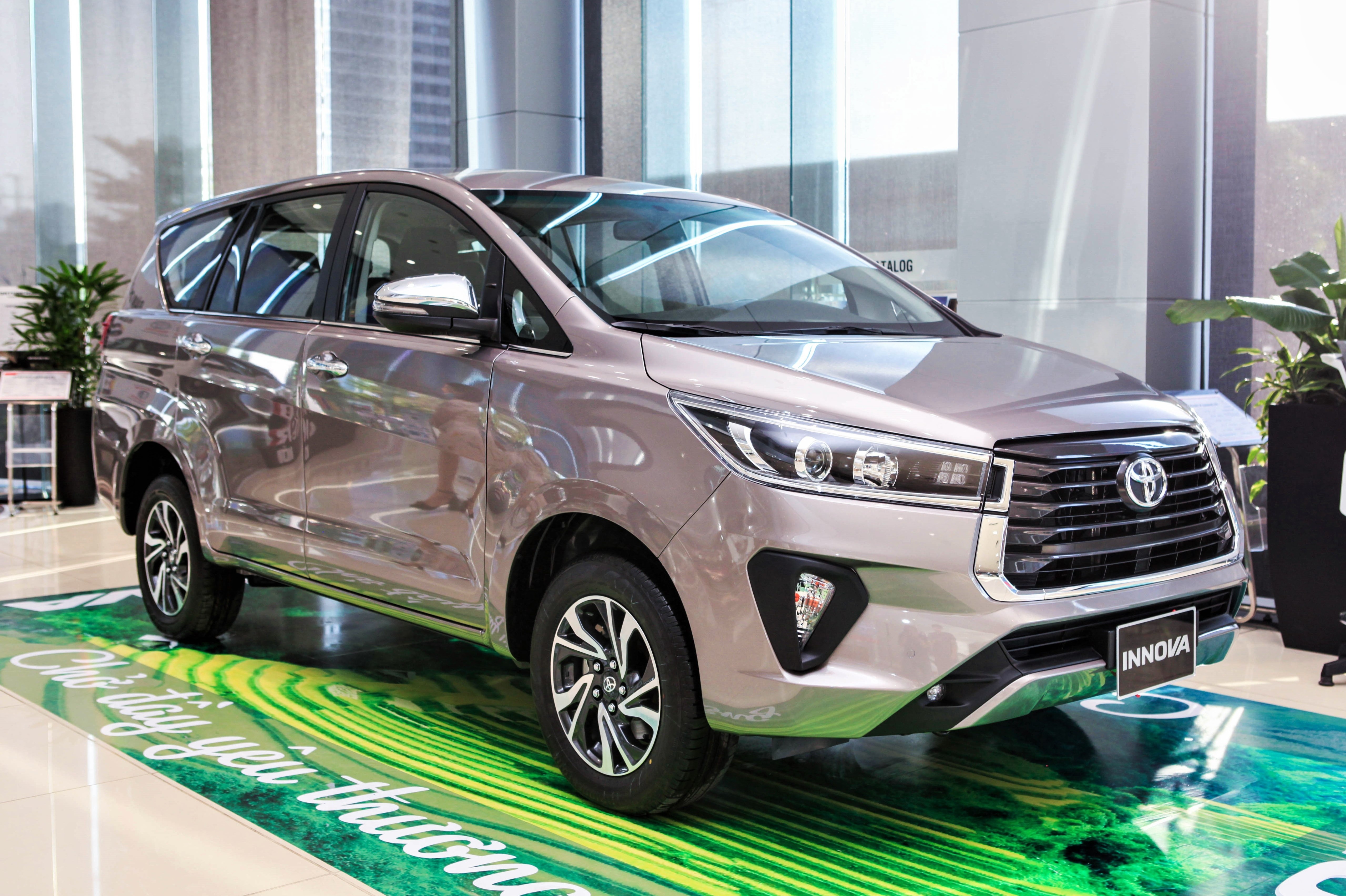 Toyota Innova chat vat truoc suc ep tu Mitsubishi va Suzuki hinh anh