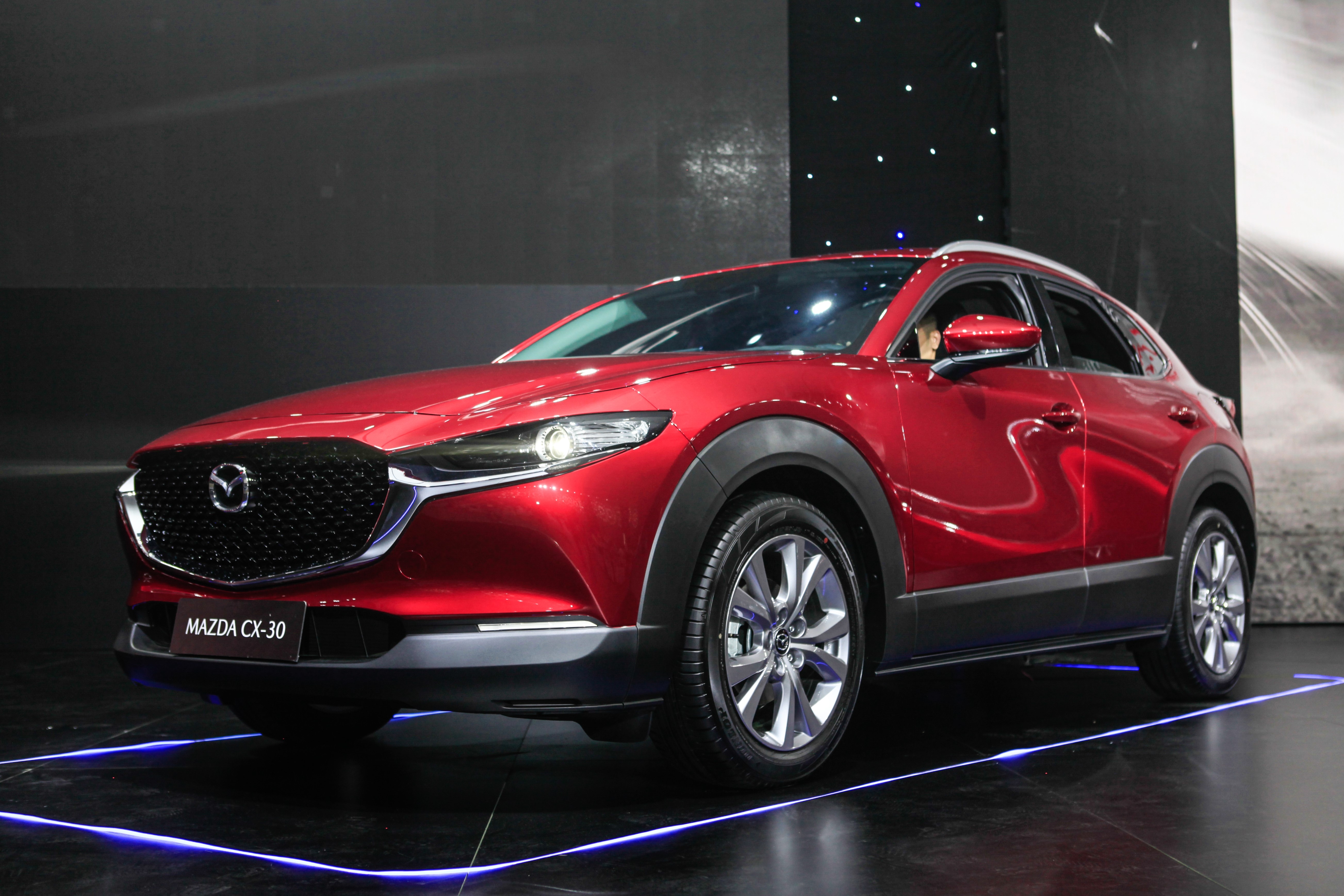 Luong binh chon Toyota Corolla Cross gap doi Mazda CX-30 hinh anh