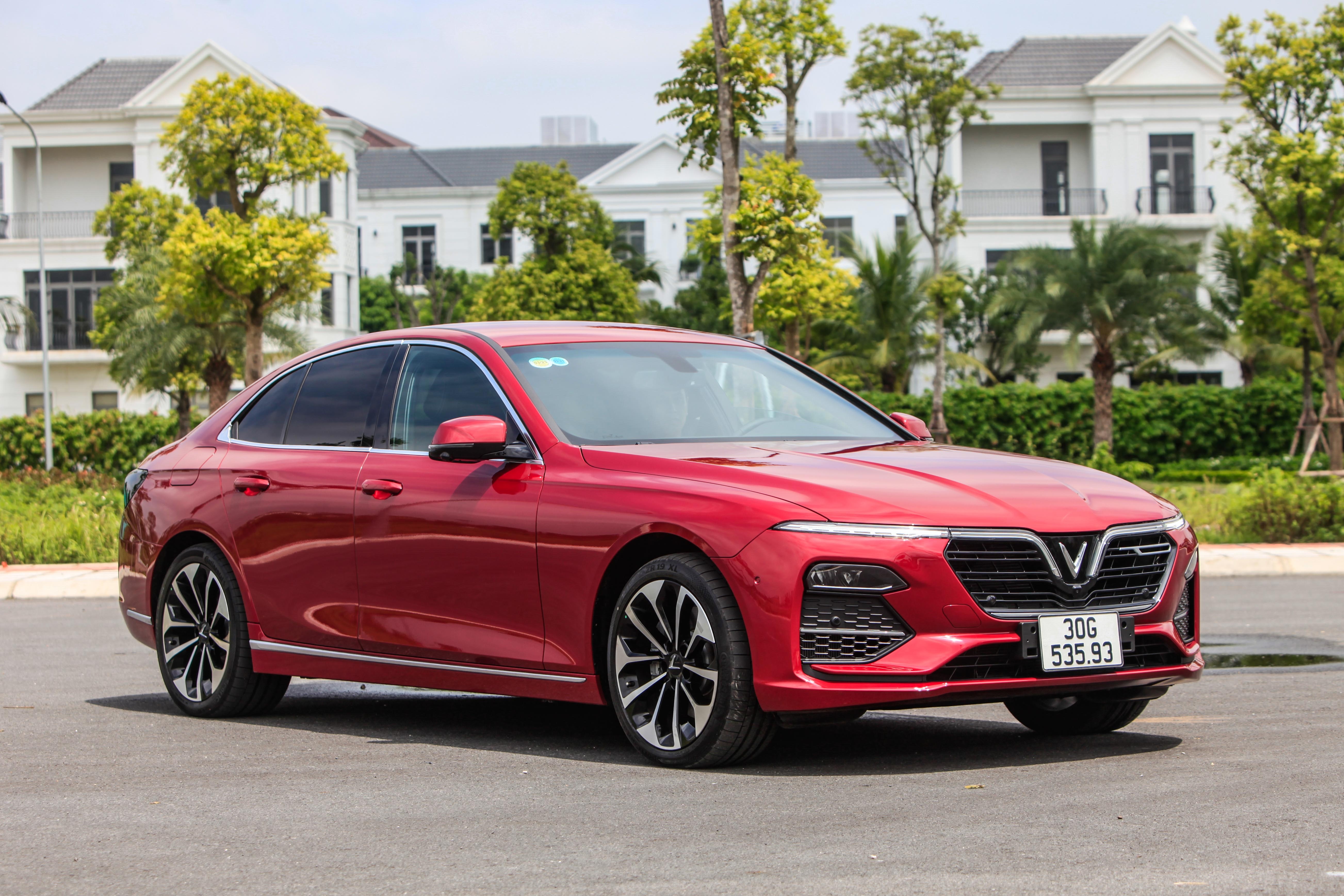 VinFast Lux A2.0 canh tranh Toyota Camry anh 1