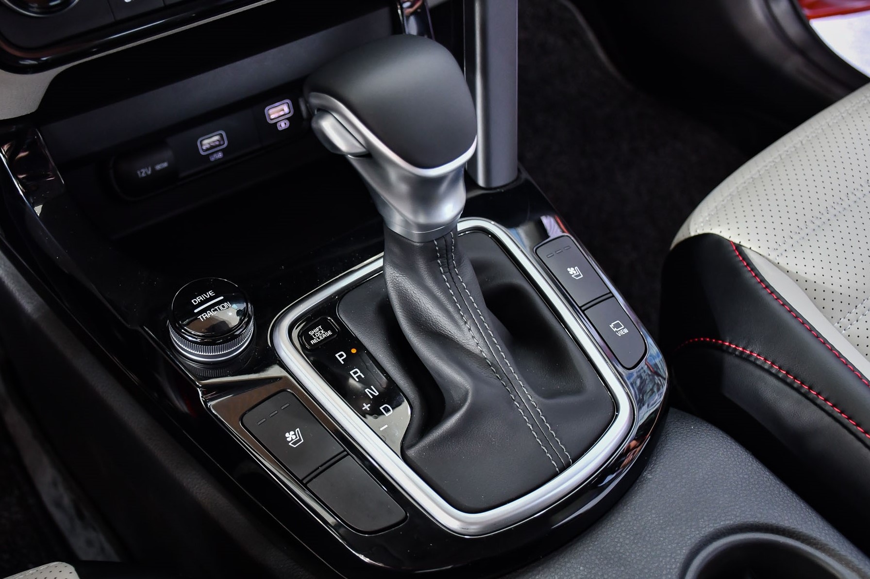 Do oto o noi bang phang co can keo phanh tay khong? hinh anh