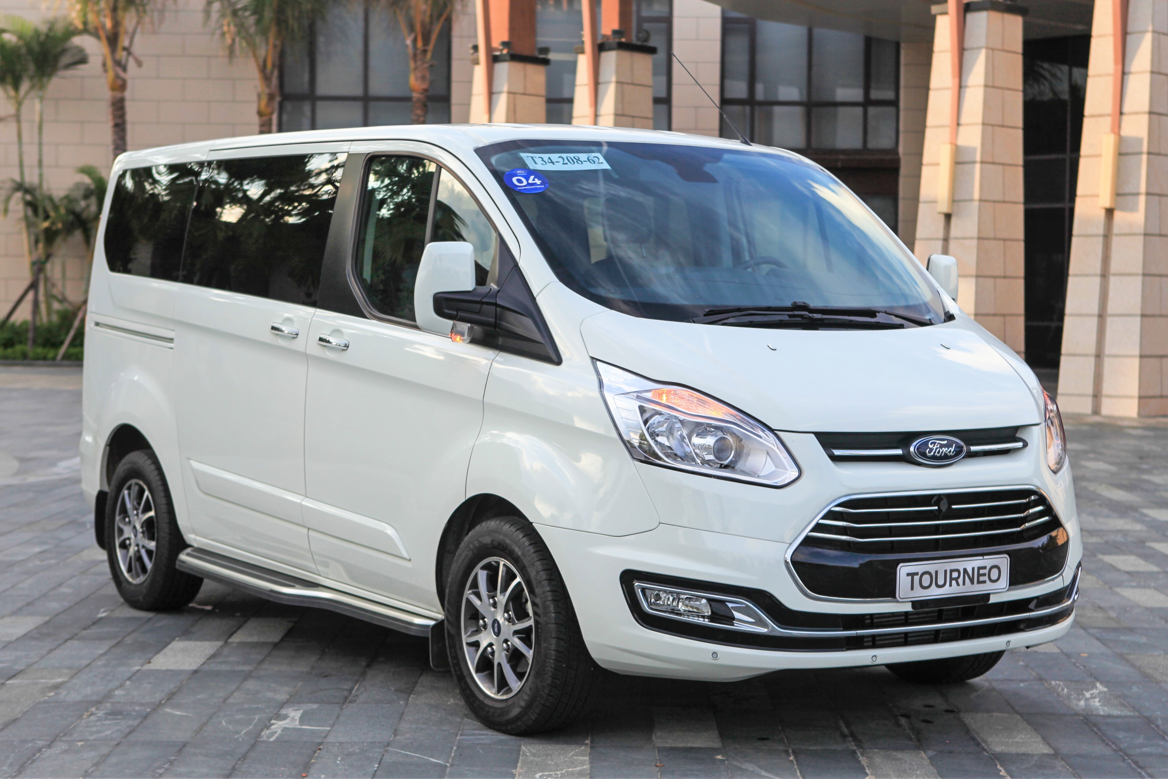 Ford Tourneo giam gia sau truoc khi bi dung san xuat hinh anh