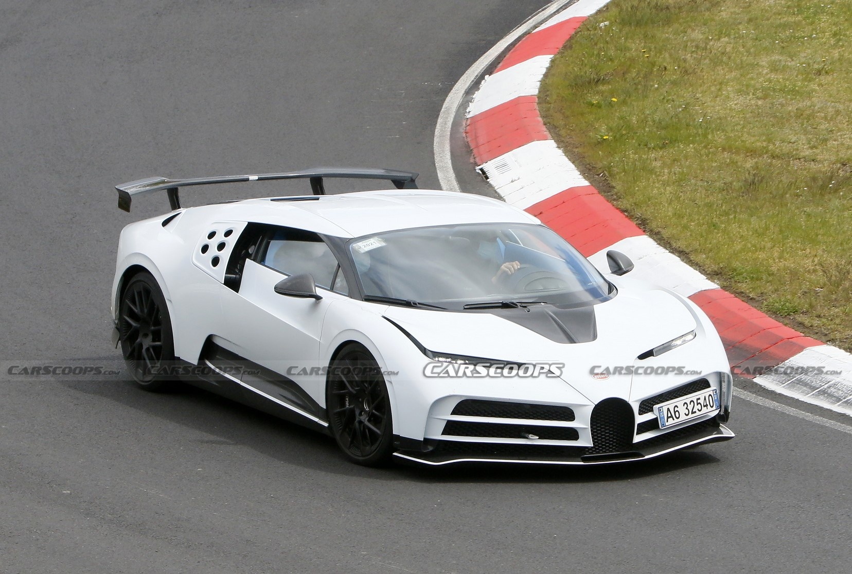 Sieu xe Bugatti duoc Ronaldo dat mua chay thu o Nurburgring hinh anh