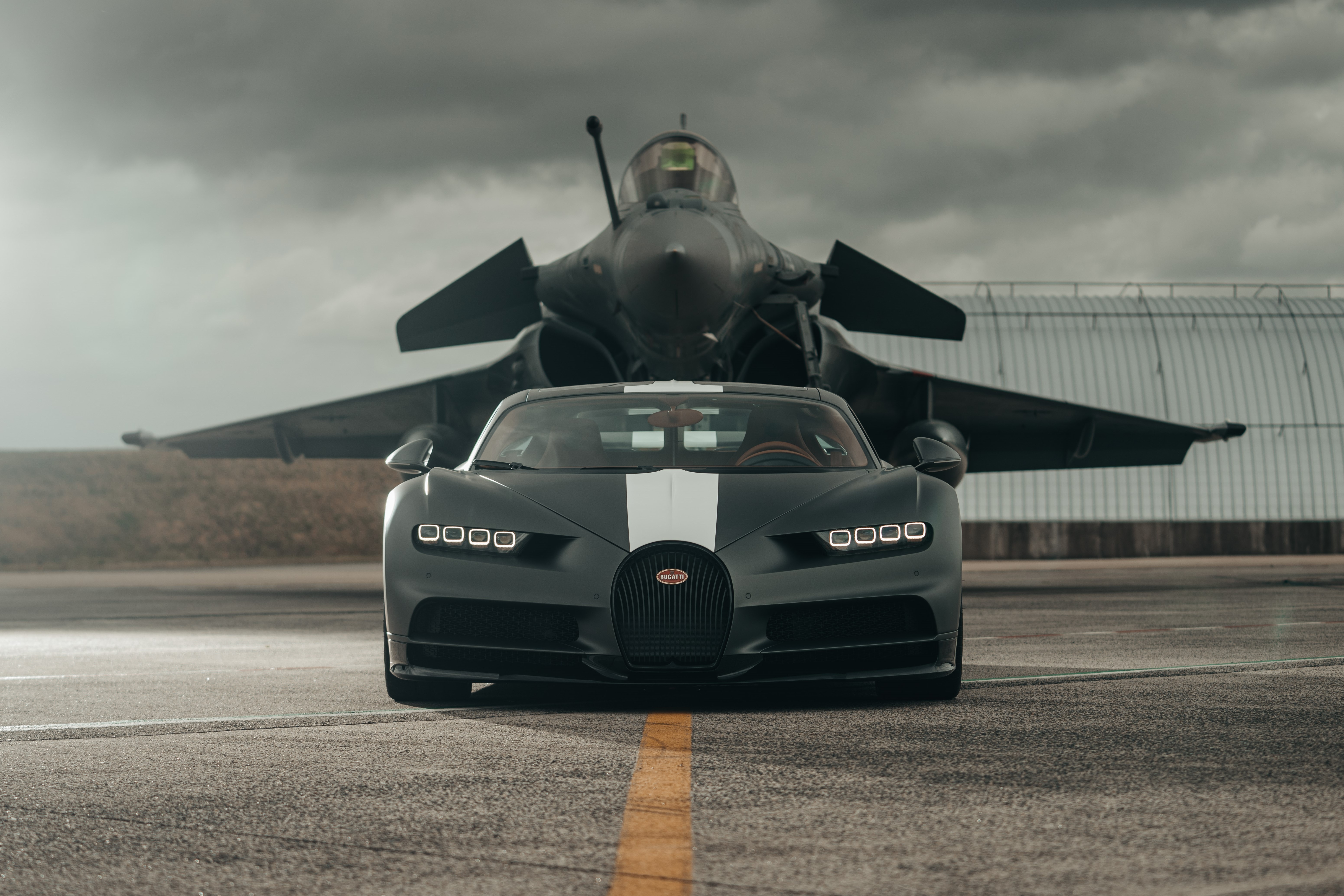 Bugatti Chiron Sport dua voi chien dau co anh 1