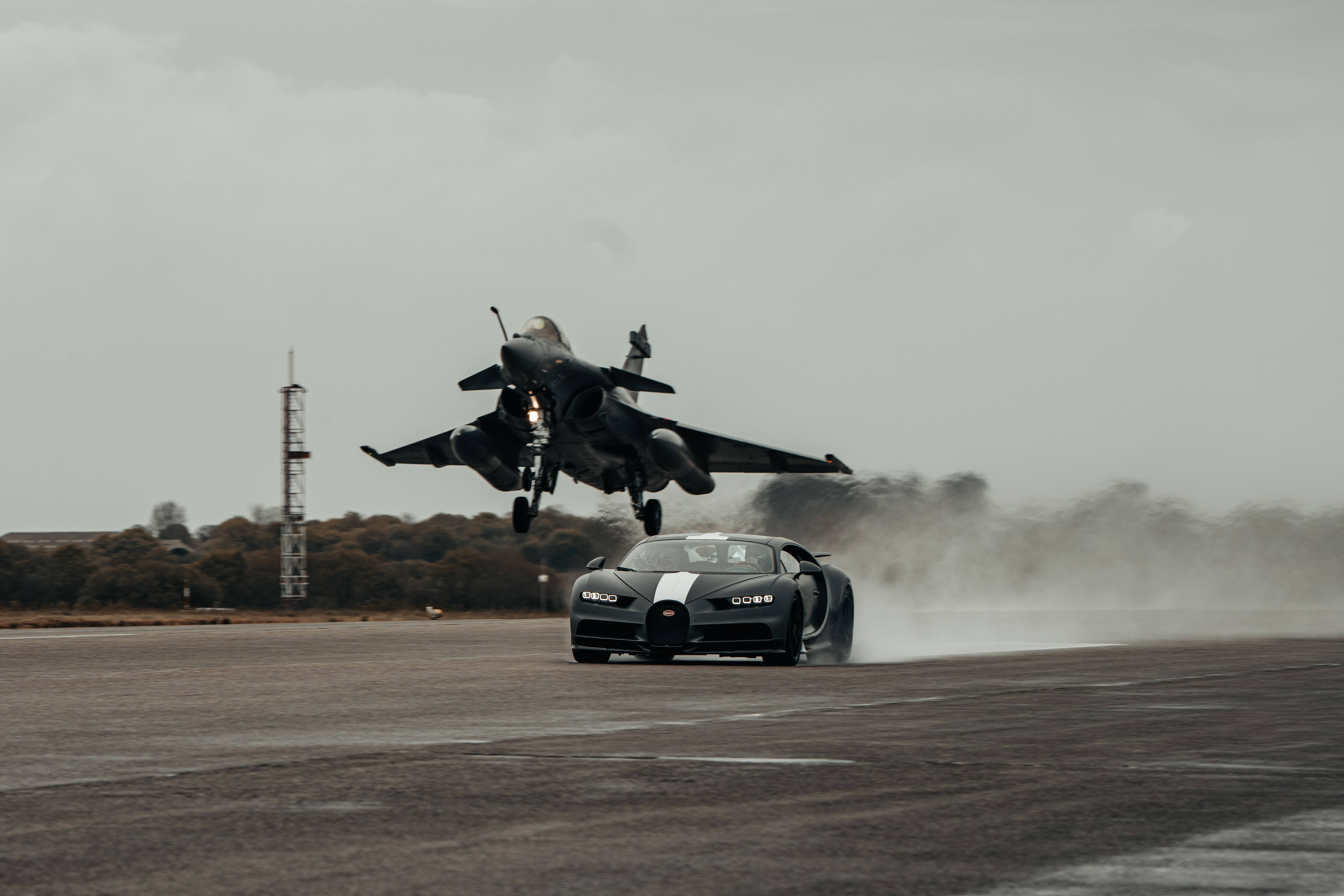 Bugatti Chiron Sport dua voi chien dau co anh 24