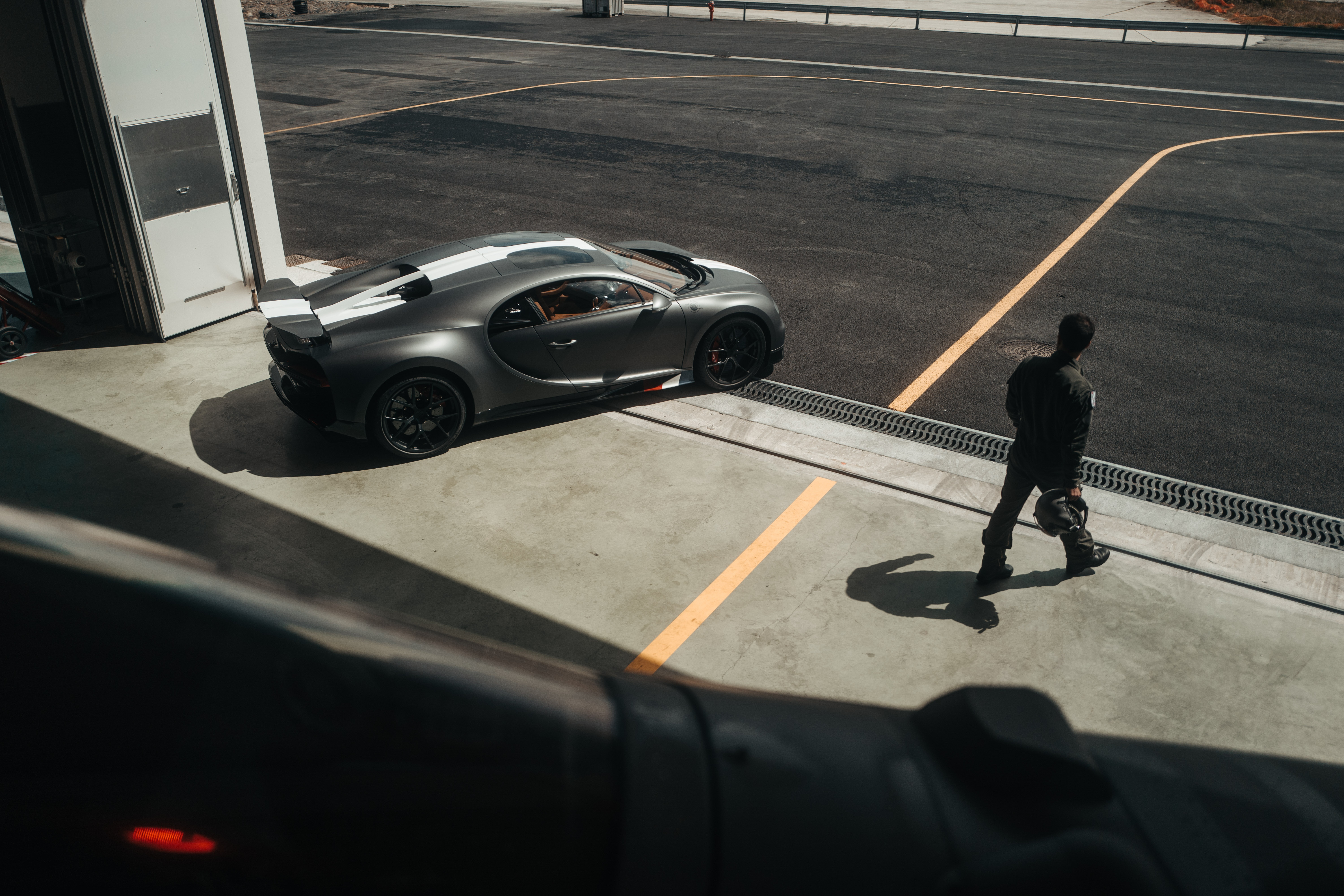 Bugatti Chiron Sport dua voi chien dau co anh 14