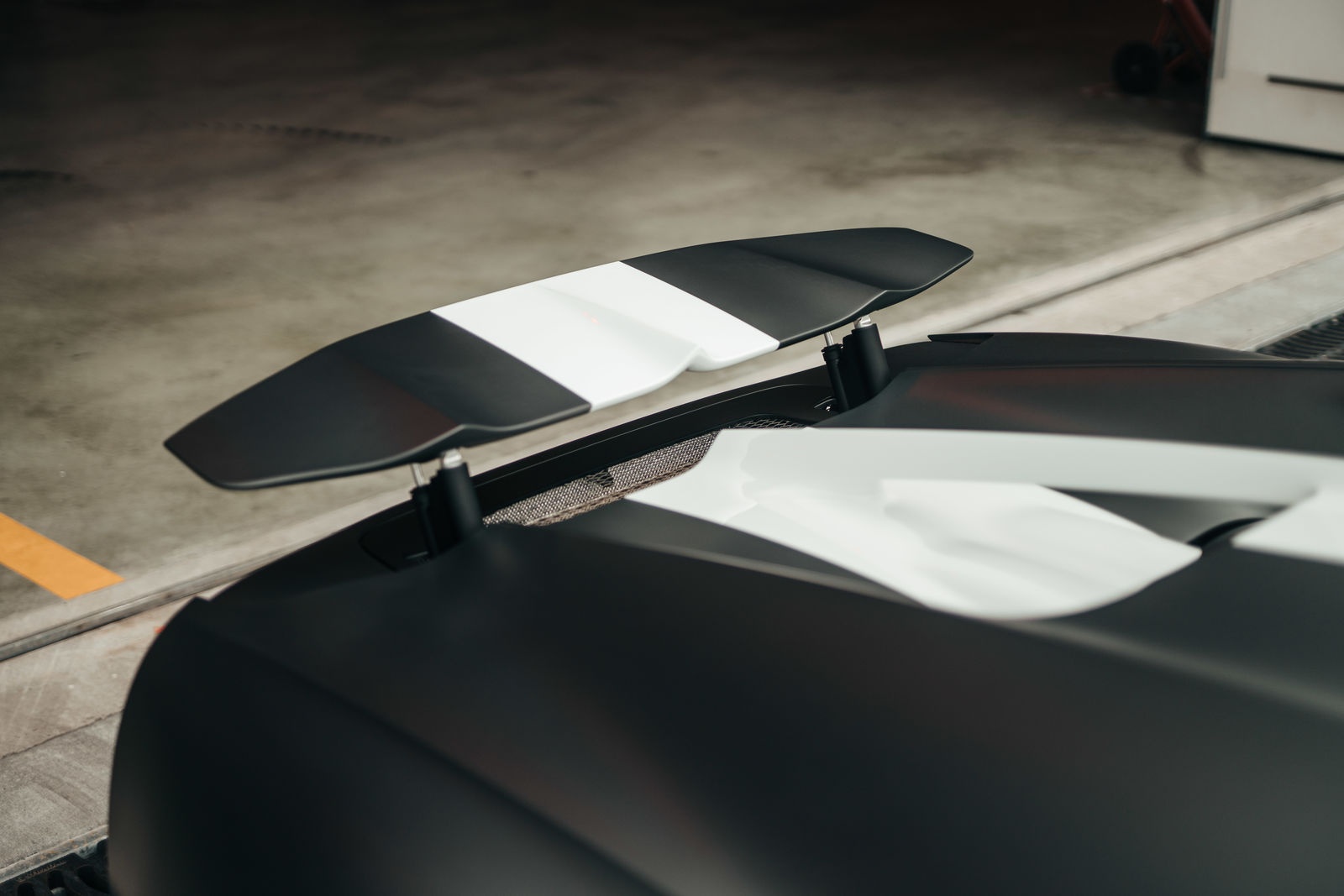 Bugatti Chiron Sport dua voi chien dau co anh 6