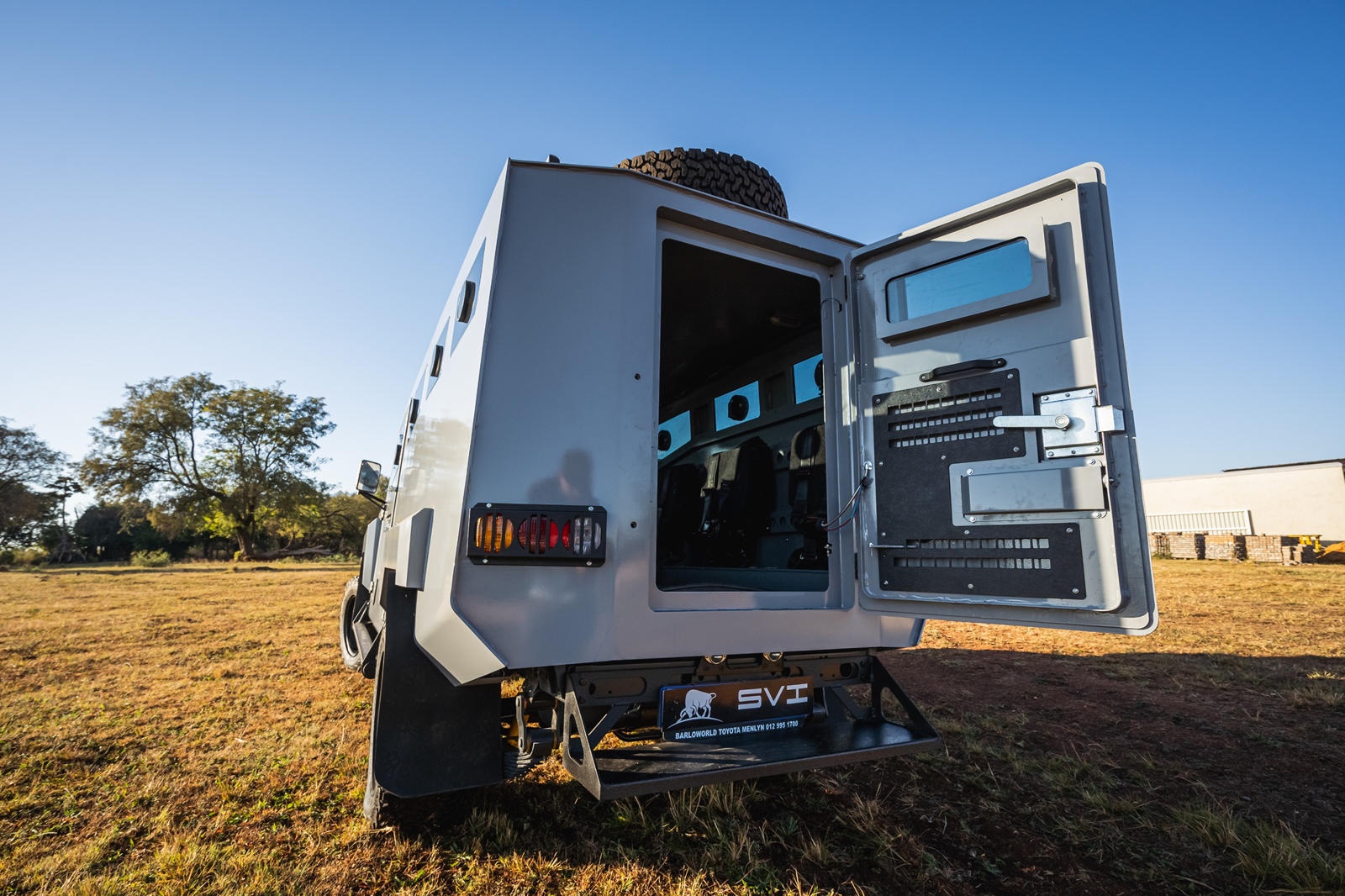 Toyota Land Cruiser nâng cấp thành xe bọc thép ảnh 6 Toyota Land Cruiser nang cap thanh xe boc thep anh 6