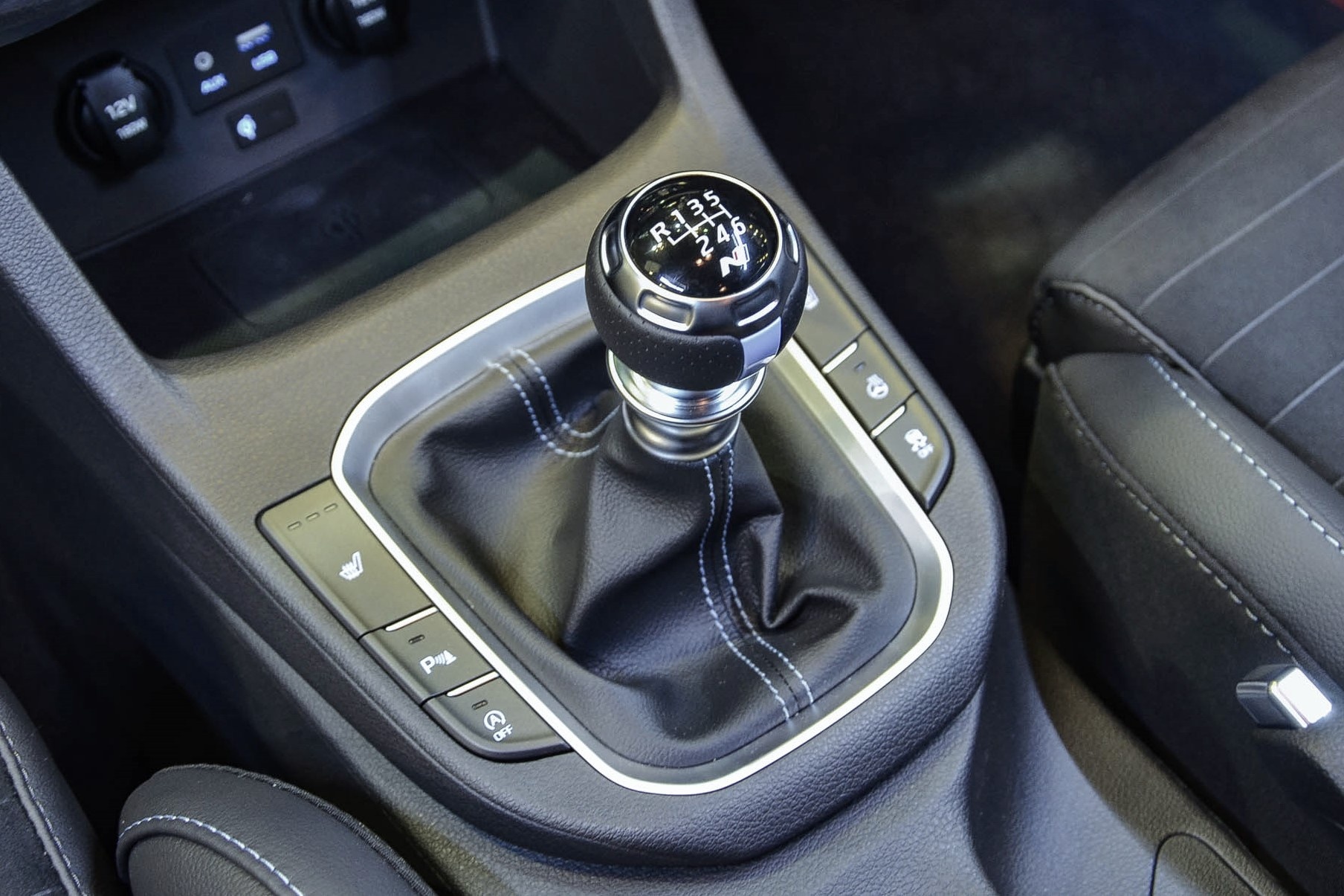 Lan dau mua oto nen chon xe so san hay so tu dong? hinh anh