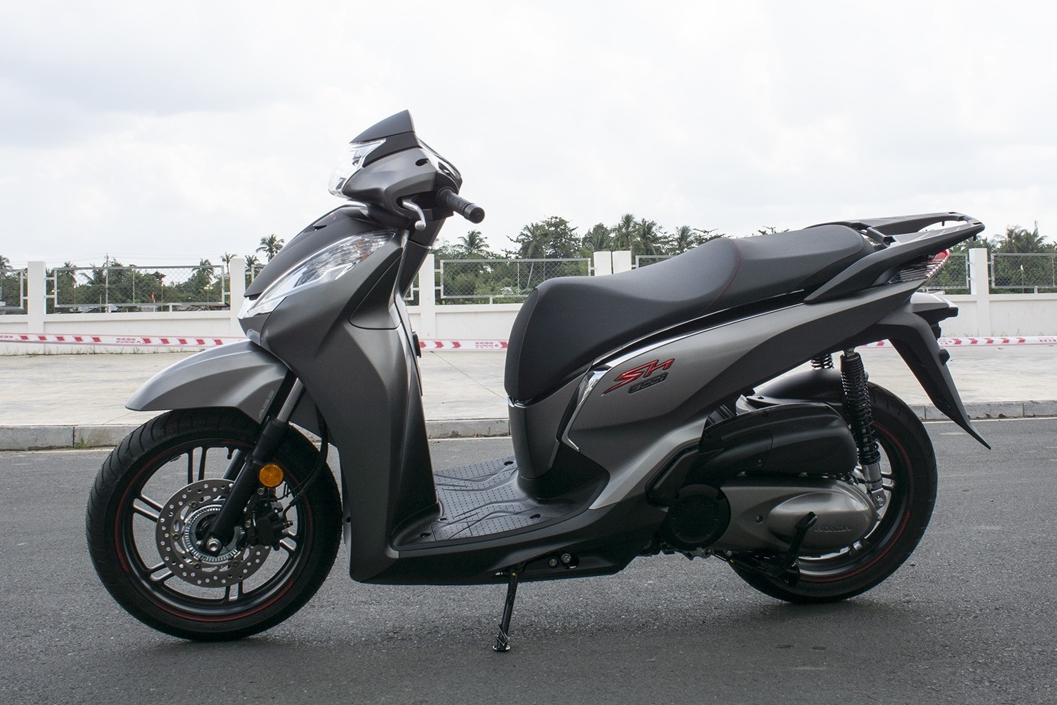 Hon 1.300 xe Honda SH 300i bi trieu hoi tai Viet Nam hinh anh