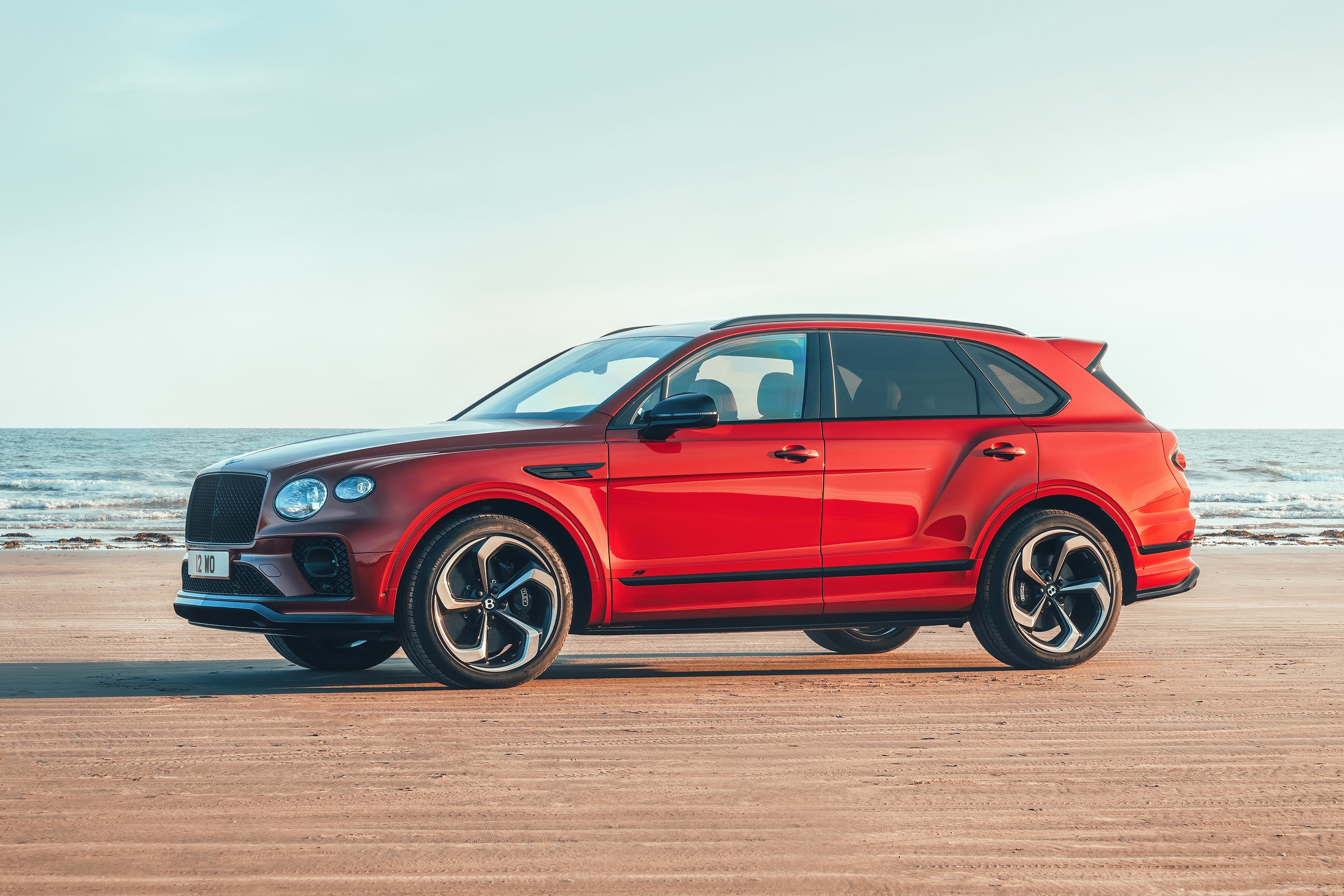 Bentley Bentayga co phien ban moi, gia tu 220.000 USD hinh anh