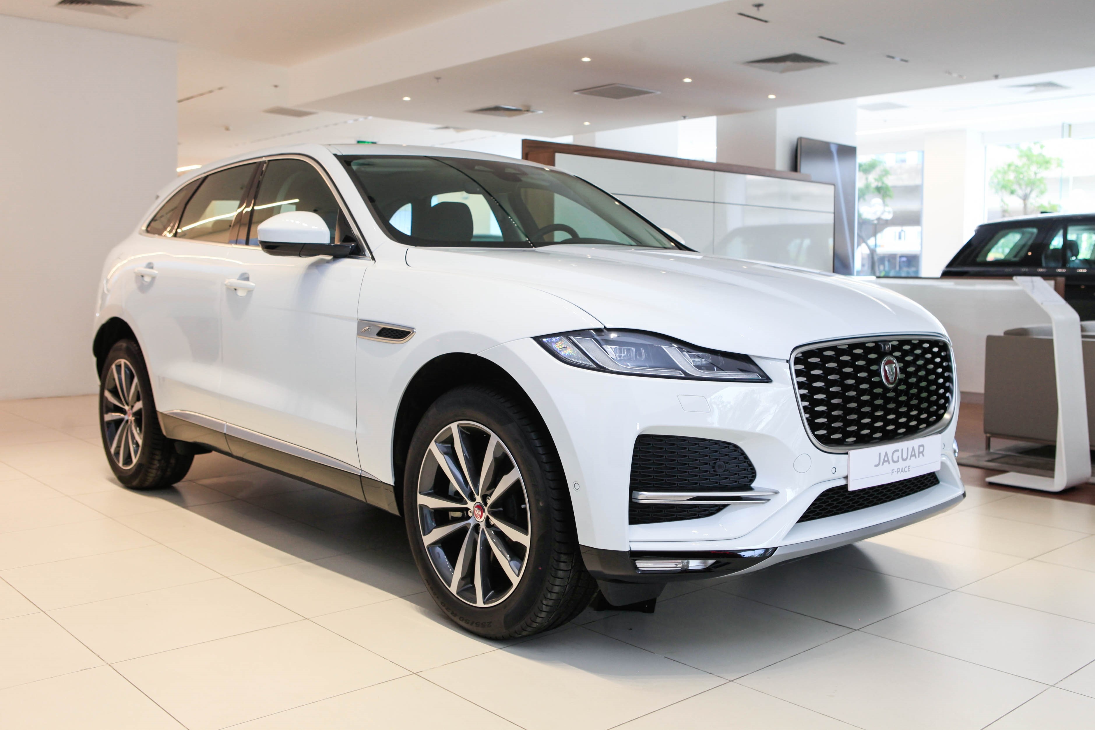 SUV the thao tu 4 ty dong, chon Jaguar F-Pace hay Porsche Cayenne? hinh anh